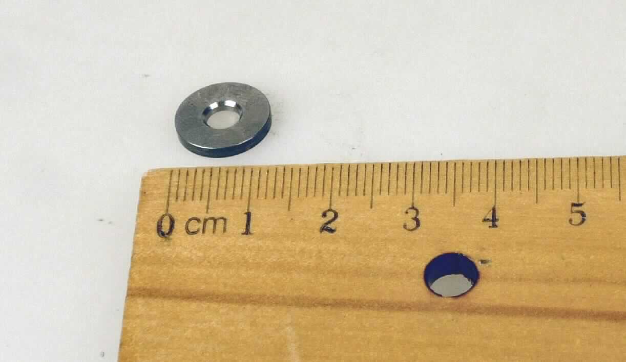 Es handelt sich um aus Stahl (kein nicht rostender Stahl) gefertigte, geschlossene, flache, ringförmige Unterlegscheiben.
Die Erzeugnisse weisen einen Außendurchmesser von ca. 12 mm, eine Höhe von ca. 1,8 mm und einen Lochdurchmesser von ca. 4,2 mm auf.
-Antragstellerangaben-

Abbildung siehe Anlage.

Derartige Erzeugnisse gehören als "andere als in den TARIC-Codes 7318 2100 21 bis 7318 2200 91 genannte Unterlegscheiben " zum TARIC-Code 7318 2200 95.