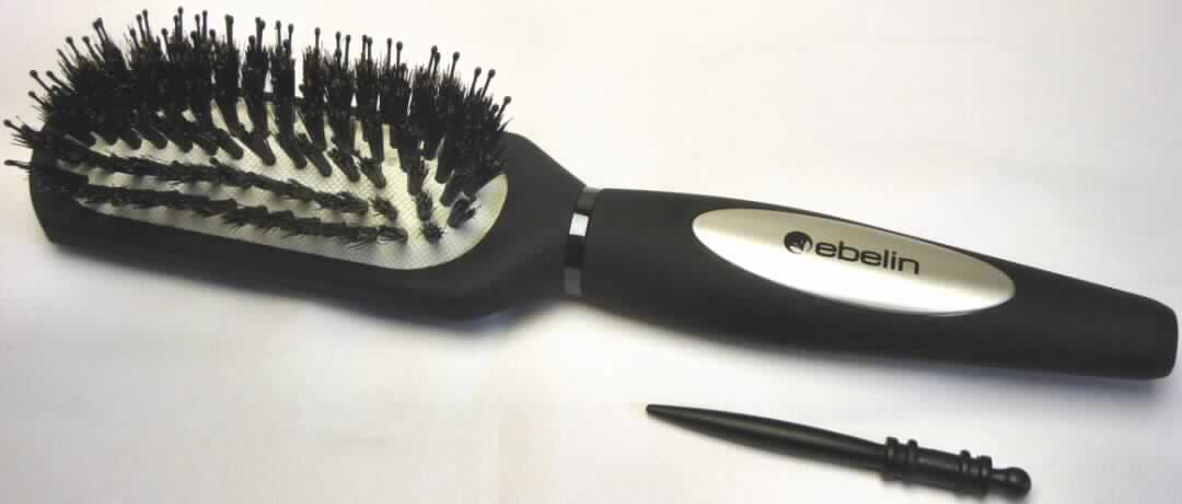 Es handelt sich um eine Haarbürste, sog. "Profi Glanzbürste", mit rechteckiger Fassung und Griff aus Kunststoff (Maße ca. 24 x 4,5 cm = L x B), in deren Kopf eine elastische Matte eingelassen ist. In diese sind ca. 2 cm lange Kunststoffstäbchen und ca. 1,5 cm lange Tierborsten und synthetische Spinnfasern als Einzugsmaterial eingesteckt.
Die Bürste ist mit einem in den Griff integrierten Kunststoffstift, der der Säuberung der Bürste dient, zusammengesetzt.
Der charakterbestimmende Bestandteil der Ware ist die Haarbürste im Hinblick auf den Umfang und den Verwendungszweck.
Die Ware ist in einem Kunsstoffschuber verpackt.

Das Erzeugnis wird als "Haarbürste" eingereiht.