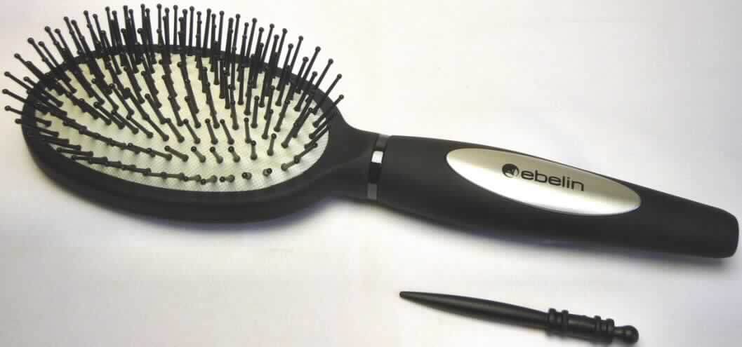 Es handelt sich um eine Haarbürste, sog. "Profi Massagebürste", mit ovaler Fassung und Griff aus Kunststoff (Maße ca. 25 x 7,5 cm = L x B), in deren Kopf eine elastische Matte mit ca. 2 cm langen Kunststoffstäbchen als Einzugsmaterial eingelassen ist.
Die Bürste ist mit einem in den Griff integrierten Kunststoffstift, der der Säuberung der Bürste dient, zusammengesetzt.
Der charakterbestimmende Bestandteil der Ware ist die Haarbürste im Hinblick auf den Umfang und die Bedeutung für die Verwendung.
Die Ware ist in einem Kunststoffschuber verpackt.

Das Erzeugnis wird als "Haarbürste" eingereiht.