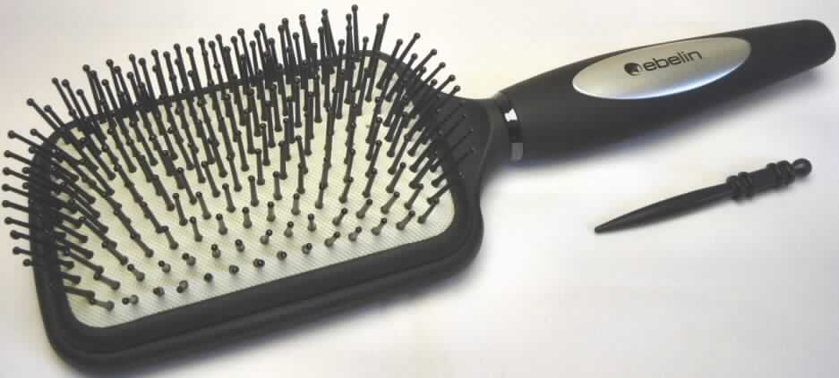 Es handelt sich um eine Haarbürste, sog. "Profi Massagebürste", mit rechteckiger Fassung und Griff aus Kunststoff (Maße ca. 28 x 9 cm = L x B), in deren Kopf eine elastische Matte mit ca. 2 cm langen Kunststoffstäbchen als Einzugsmaterial eingelassen ist.
Die Bürste ist mit einem in den Griff integrierten Kunststoffstift, der der Säuberung der Bürste dient, zusammengesetzt (s. Foto).
Der charakterbestimmende Bestandteil der Ware ist die Haarbürste im Hinblick auf den Umfang und die Bedeutung für die Verwendung.
Die Ware ist in einem Kunststoffschuber verpackt.

Das Erzeugnis wird als "Haarbürste" eingereiht.