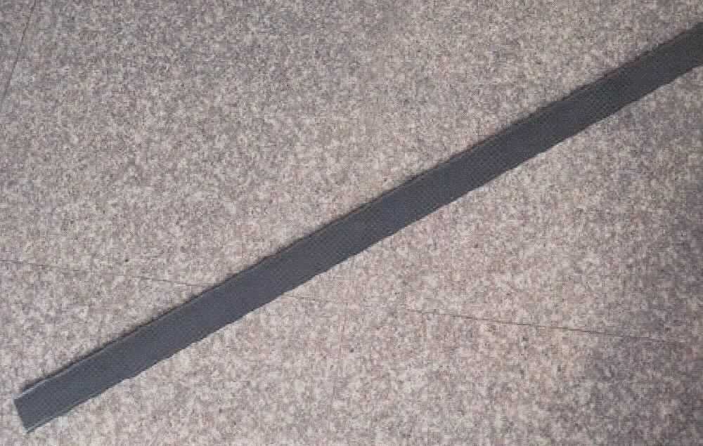 Angaben des Antragstellers:
Preisschiene doppelt, klappbar; Abmessungen (L x B x H): 1290 x 117 x 17 mm; anthrazitgrau
Herstellungsverfahren: durch Extrusion
Material: Polyvinylchlorid (PVC)
Die Preisschienen dienen der Preisauszeichnung von Waren im Einzelhandel, sie werden auf die Fachböden der Regale aufgesteckt.

Ein Warenmuster wurde nicht vorgelegt.
Nach den vorgelegten Abbildungen handelt es sich um graue Profile.

Befund:
Es liegt ein Kunststoffprofil im Sinne der Unterposition (HS) 3916 20 vor.