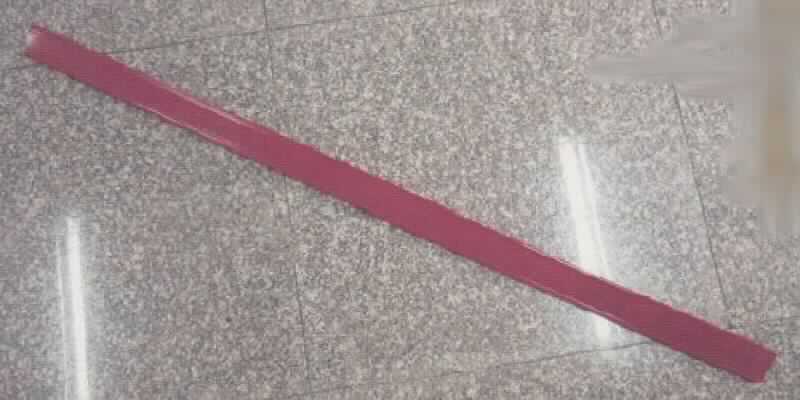 Angaben des Antragstellers:
Preisschiene einfach, klappbar; Abmessungen (L x B x H): 1210 x 55 x 17 mm; anthrazitgrau oder rot
Herstellungsverfahren: durch Extrusion
Material: Polyvinylchlorid (PVC)
Die Preisschienen dienen der Preisauszeichnung von Waren im Einzelhandel, sie werden auf die Fachböden der Regale aufgesteckt.

Ein Warenmuster wurde nicht vorgelegt.
Nach den vorgelegten Abbildungen handelt es sich um einfarbige Profile.

Befund:
Es liegen Kunststoffprofile im Sinne der Unterposition (HS) 3916 20 vor.