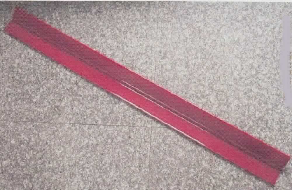 Angaben des Antragstellers:
Preisschiene doppelt, klappbar; Abmessungen (L x B): 1290 x 52 mm; transparent, anthrazitgrau oder rot
Herstellungsverfahren: durch Extrusion
Material: Polyvinylchlorid (PVC)
Die Preisschienen dienen der Preisauszeichnung von Waren im Einzelhandel, sie werden auf die Fachböden der Regale aufgesteckt.

Ein Warenmuster wurde nicht vorgelegt.
Nach den vorgelegten Abbildungen handelt es sich um einfarbige Profile.

Befund:
Es liegen Kunststoffprofile im Sinne der Unterposition (HS) 3916 20 vor.