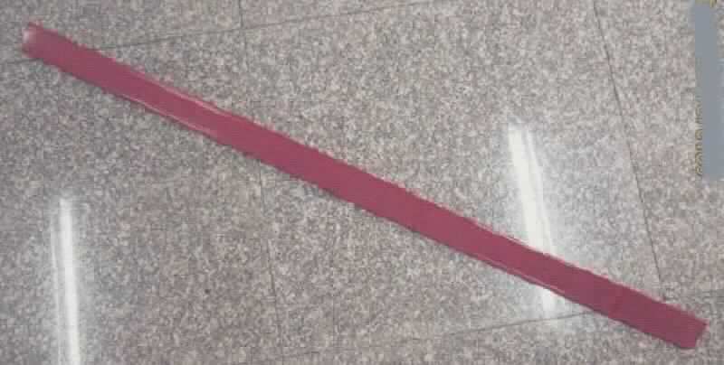 Angaben des Antragstellers:
Preisschiene einfach, klappbar; Abmessungen (L x B): 1290 x 52 mm; transparent, anthrazitgrau oder rot
Herstellungsverfahren: durch Extrusion
Material: Polyvinylchlorid (PVC)
Die Preisschienen dienen der Preisauszeichnung von Waren im Einzelhandel, sie werden auf die Fachböden der Regale aufgesteckt.

Ein Warenmuster wurde nicht vorgelegt.
Nach den vorgelegten Abbildungen handelt es sich um einfarbige Profile.

Befund:
Es liegen Kunststoffprofile im Sinne der Unterposition (HS) 3916 20 vor.