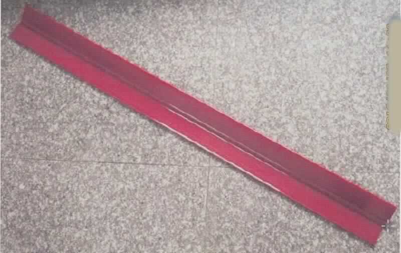 Angaben des Antragstellers:
Preisschiene doppelt, klappbar; Abmessungen (L x B): 1210 x 52 mm; transparent, anthrazitgrau oder rot
Herstellungsverfahren: durch Extrusion
Material: Polyvinylchlorid (PVC)
Die Preisschienen dienen der Preisauszeichnung von Waren im Einzelhandel, sie werden auf die Fachböden der Regale aufgesteckt.

Ein Warenmuster wurde nicht vorgelegt.
Nach den vorgelegten Abbildungen handelt es sich um einfarbige Profile.

Befund:
Es liegen Kunststoffprofile im Sinne der Unterposition (HS) 3916 20 vor.