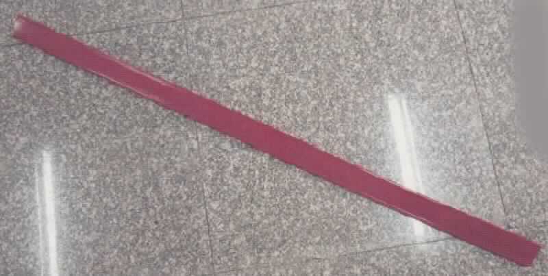 Angaben des Antragstellers:
Preisschiene einfach, klappbar; Abmessungen (L x B x H): 1238 x 55 x 17 mm; transparent, anthrazitgrau oder rot
Herstellungsverfahren: durch Extrusion
Material: Polyvinylchlorid (PVC)
Die Preisschienen dienen der Preisauszeichnung von Waren im Einzelhandel, sie werden auf die Fachböden der Regale aufgesteckt.

Ein Warenmuster wurde nicht vorgelegt.
Nach den vorgelegten Abbildungen handelt es sich um einfarbige Profile.

Befund:
Es liegen Kunststoffprofile im Sinne der Unterposition (HS) 3916 20 vor.