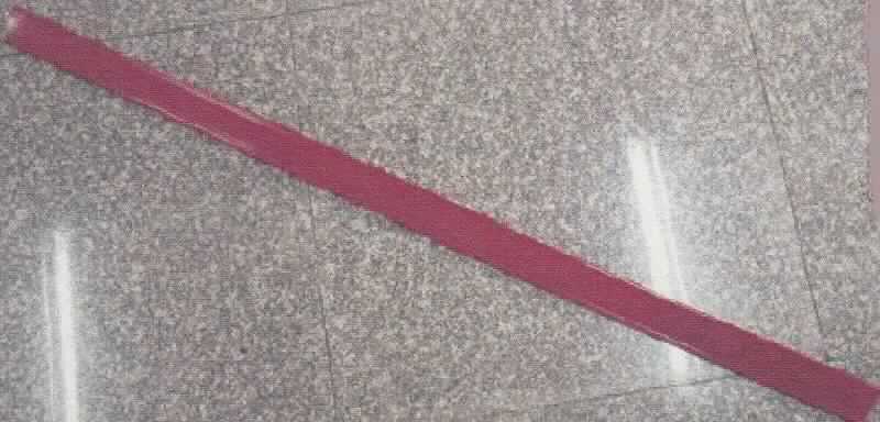 Angaben des Antragstellers:
Preisschiene einfach, klappbar; Abmessungen (L x B x H): 1238 x 55 x 17 mm; transparent, anthrazitgrau oder rot
Herstellungsverfahren: durch Extrusion
Material: Polyvinylchlorid (PVC)
Die Preisschienen dienen der Preisauszeichnung von Waren im Einzelhandel, sie werden auf die Fachböden der Regale aufgesteckt.

Ein Warenmuster wurde nicht vorgelegt.
Nach den vorgelegten Abbildungen handelt es sich um einfarbige Profile.

Befund:
Es liegen Kunststoffprofile im Sinne der Unterposition (HS) 3916 20 vor.