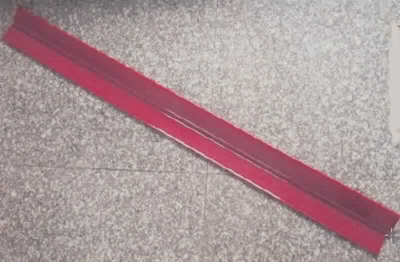 Angaben des Antragstellers:
Preisschiene doppelt, klappbar; Abmessungen (L x B x H): 1210 x 117 x 17 mm; transparent, anthrazitgrau oder rot
Herstellungsverfahren: durch Extrusion
Material: Polyvinylchlorid (PVC)
Die Preisschienen dienen der Preisauszeichnung von Waren im Einzelhandel, sie werden auf die Fachböden der Regale aufgesteckt.

Ein Warenmuster wurde nicht vorgelegt.
Nach den vorgelegten Abbildungen handelt es sich um einfarbige Profile.

Befund:
Es liegen Kunststoffprofile im Sinne der Unterposition (HS) 3916 20 vor.
