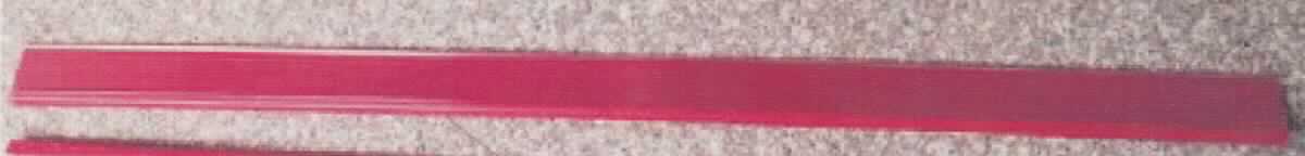 Angaben des Antragstellers:
Preisschiene für Körbe; Abmessungen (L x B): 1140 x 52 mm; transparent, anthrazitgrau oder rot
Herstellungsverfahren: durch Extrusion
Material: Polyvinylchlorid (PVC)
Die Preisschienen dienen der Preisauszeichnung von Waren im Einzelhandel und werden auf die Halterungsschiene des Regaleinsatzkorbes aufgesteckt.

Ein Warenmuster wurde nicht vorgelegt.
Nach den vorgelegten Abbildungen handelt es sich um einfarbige Profile.

Befund:
Es liegen Kunststoffprofile im Sinne der Unterposition (HS) 3916 20 vor.