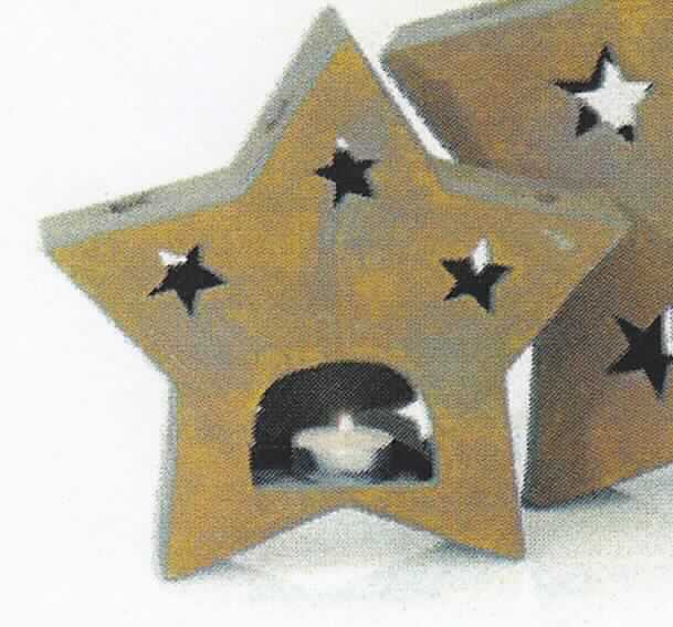 Keramischer Ziergegenstand, sog. Stern Windlicht, Art. 62018, Abbildung siehe Anlage, 
- tonfarbener, innen hohler Stern, 
- mit sternförmigen Durchbrüchen,
- auf der Rückseite mit einer Einstellöffnung für ein Teelicht, 
- mit einer Höhe von ca. 21 cm und einem Durchmesser von ca. 22 cm, 
- keramisches Erzeugnis, nach der Formgebung gebrannt, tonmineralhaltiges Material enthaltend, 
- aus (laut Antrag) gewöhnlichem Ton, 
- keine Hinweise auf Handarbeit, 
- kein nichtelektrischer Beleuchtungskörper der Position 9405, da das Teelicht nicht der 
  Erhellung der Umgebung, sondern der Erhöhung der Zierwirkung der Ware dient.

"Keramischer Ziergegenstand, aus gewöhnlichem Ton, nicht handgearbeitet"