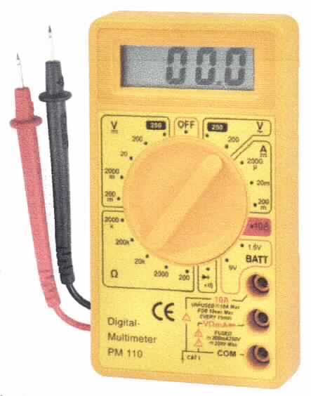 Messgerät, in Form eines Multifunktionsgerätes, so genannter Digital-Multimeter PM 110, im Wesentlichen bestehend aus einem ca. 70 x 126 x 24 mm (B x H x T) großen Gehäuse mit einem Bedienrad, Steckvorrichtungen und einer Flüssigkristallanzeige und zwei Messfühlern.
Das Gerät dient gleichermaßen dem Messen von elektrischen Größen, wie Gleichstrom, Gleich-/Wechselspannung und Widerstand sowie der Überprüfung von Dioden.
Abbildung: siehe Anlage
Die Ware wird als "Multimeter zum Messen oder Prüfen elektrischer Größen, ohne Registriervorrichtung, nicht für zivile Luftfahrzeuge bestimmt" eingereiht.