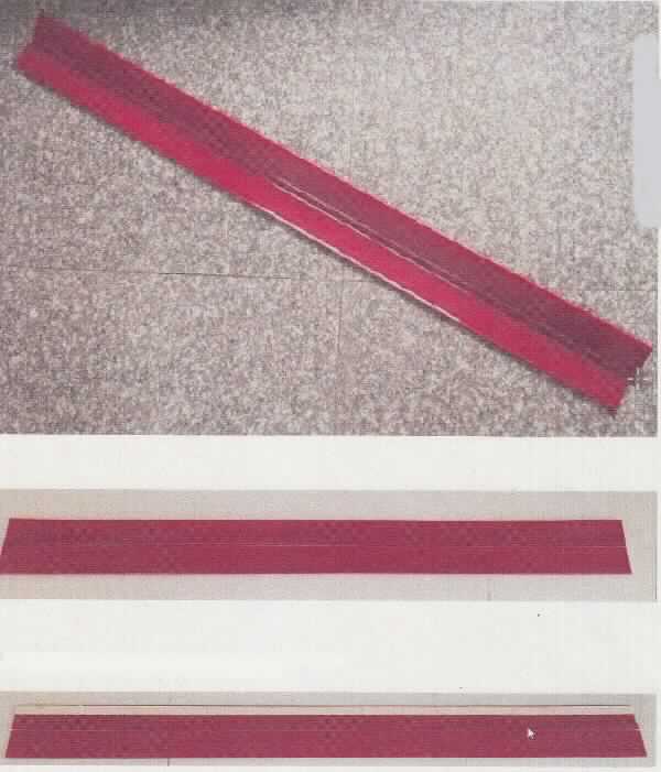 Angaben des Antragstellers:
Preisschiene doppelt, zum Kleben; Abmessungen (L x B): 1210 x 53 mm; anthrazitgrau oder rot
Herstellungsverfahren: durch Extrusion
Material: Polyvinylchlorid (PVC)
Die Preisschienen dienen der Preisauszeichnung von Waren im Einzelhandel, sie werden mit doppelseitigem Klebeband an den Fachböden befestigt.

Ein Warenmuster wurde nicht vorgelegt.
Nach den vorgelegten Abbildungen handelt es sich um einfarbige Profile, auf deren Rückseite ein Streifen doppelseitiges Klebeband aufgebracht ist.

Befund:
Es liegen Kunststoffprofile im Sinne der Unterposition (HS) 3916 20 vor.