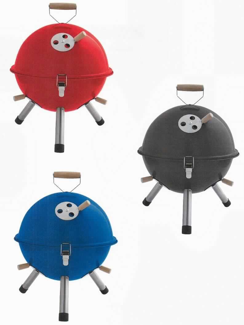 Es handelt sich um i. W. aus Stahl gefertigte, mit einem farbigen Überzug versehene Grillgeräte, bestehend aus einer halbkugelförmigen Grillwanne, einem kreisrunden Grillrost und einem passgenauen, halbkugelförmigen Deckel mit Tragegriff und Belüftungsregler. Die Grillwanne ist zur Aufnahme von Holzkohle bestimmt und mit drei kurzen Standfüßen versehen. Sie weist seitliche Bügelverschlüsse zur Sicherung des Deckels und zwei weitere Belüftungsregler auf.
Die Griffe der Belüftungsregler und das Griffstück des Tragegriffs sind aus Holz gefertigt.
Gesamthöhe: ca. 42 cm.
- Antragstellerangaben - 

Abbildung siehe Anlage.

Derartige Erzeugnisse gehören als "andere Grillgeräte aus Stahl, für Festbrennstoffe" zur Codenummer 7321 1900 00 0 des Zolltarifs.