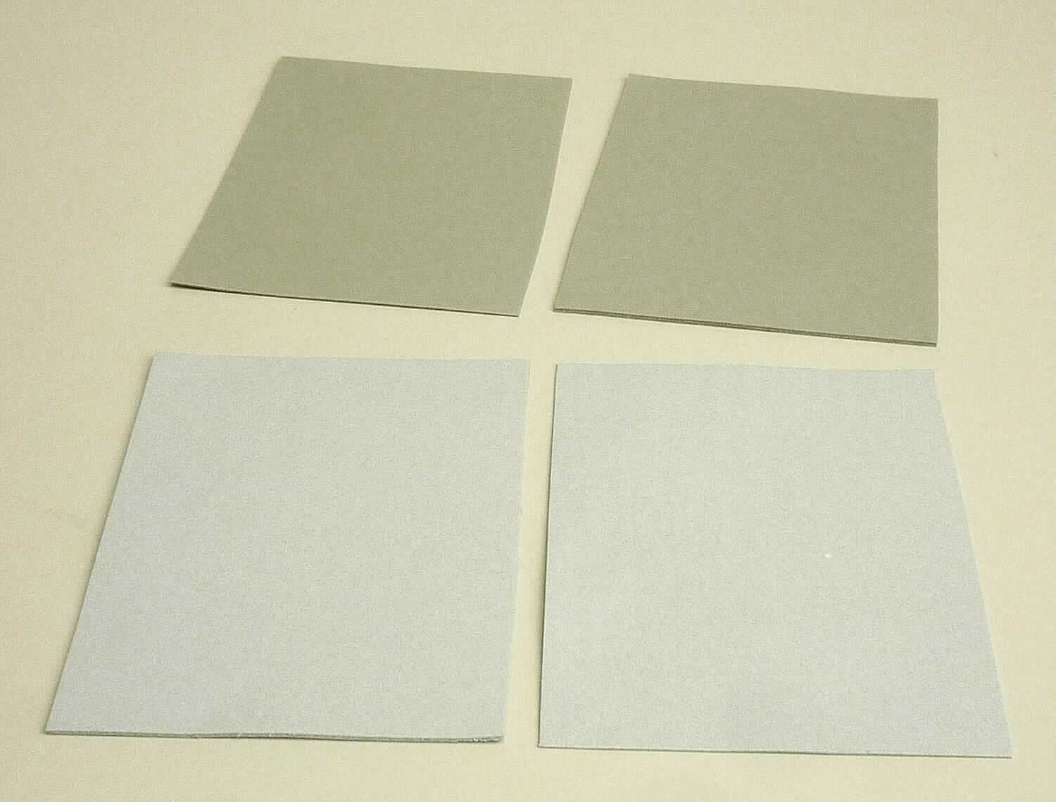 Angaben des Antragstellers:
Wärmeleitfähigkeitspad aus einem Material mit hoher Wärmeleitfähigkeit und hervorragender Flexibilität - mit Silikon

Feststellungen an einem Warenmuster:
Es wurden vier graue, weiche, rechteckig zugeschnittene Platten unterschiedlicher Dicke (2 x 0,5 mm; 2 x 1,0 mm) vorgelegt, welche beidseitig mit einer transparenten Schutzfolie versehen sind. Die Platten sind nicht selbstklebend.

Befund:
Es liegen Flacherzeugnisse aus Silikon im Sinne der Unterposition (KN) 3920 9928 vor.