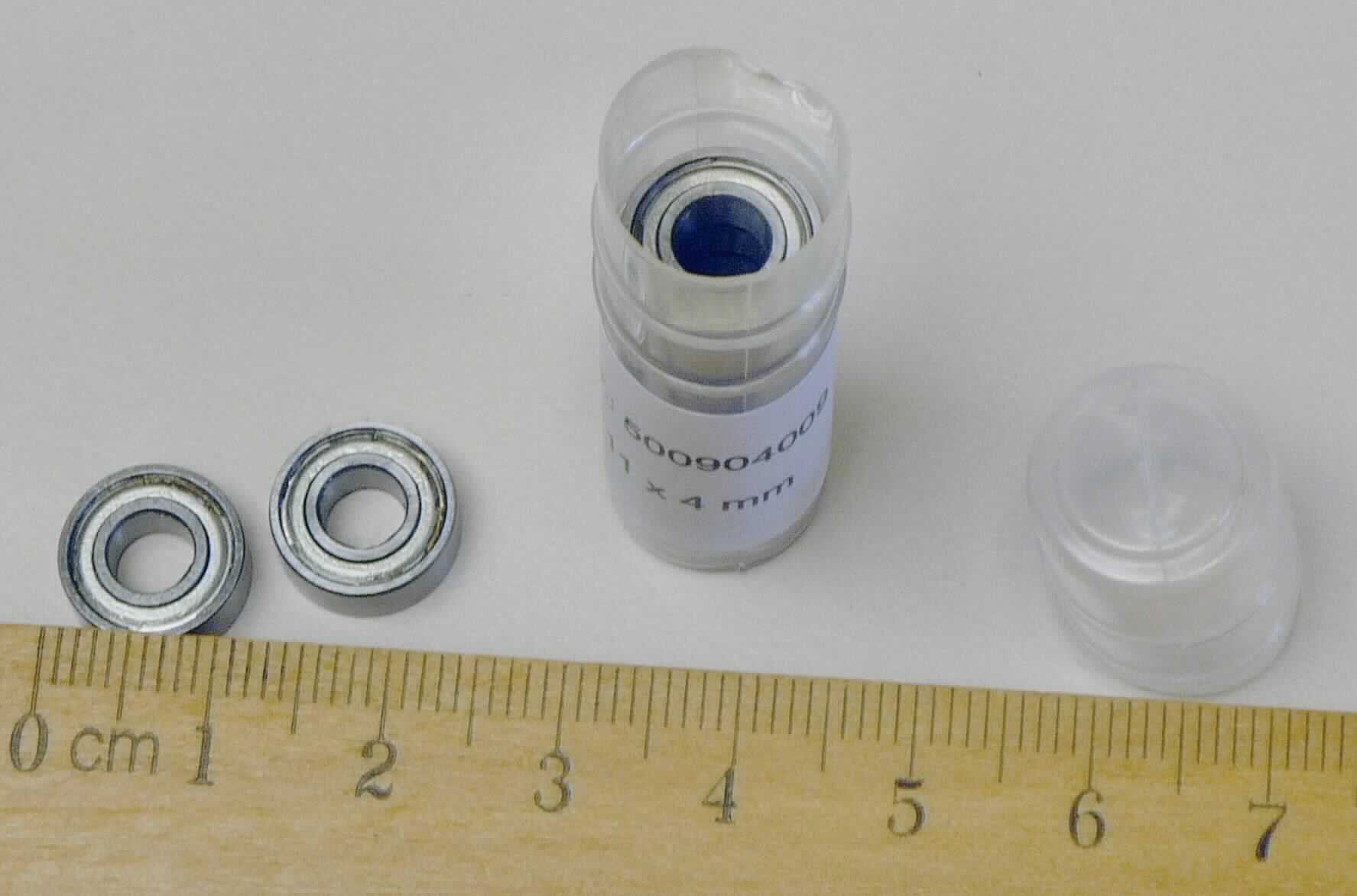 Es handelt sich um ein Set von Kugellagern für den Modellbau, bestehend aus zehn Stück Kugellager,
- mit Außenring und Innenring aus Metall, zwei seitlichen Dichtscheiben aus Metall sowie darin umlaufenden Kugeln (Wälzkörper),
- mit einem größten äußeren Durchmesser von ca. 11 mm, einem Innendurchmesser von ca. 5 mm und einer Höhe von ca. 4 mm.

Die Kugellager befinden sich, sortiert in einem weichen Kunststoffdöschen, in einer durchsichtigen Kunststofftüte mit Pappheader.

Das Erzeugnis ist als "Wälzlager, Kugellager mit einem größten äußeren Durchmesser von 30 mm oder weniger" einzureihen.
