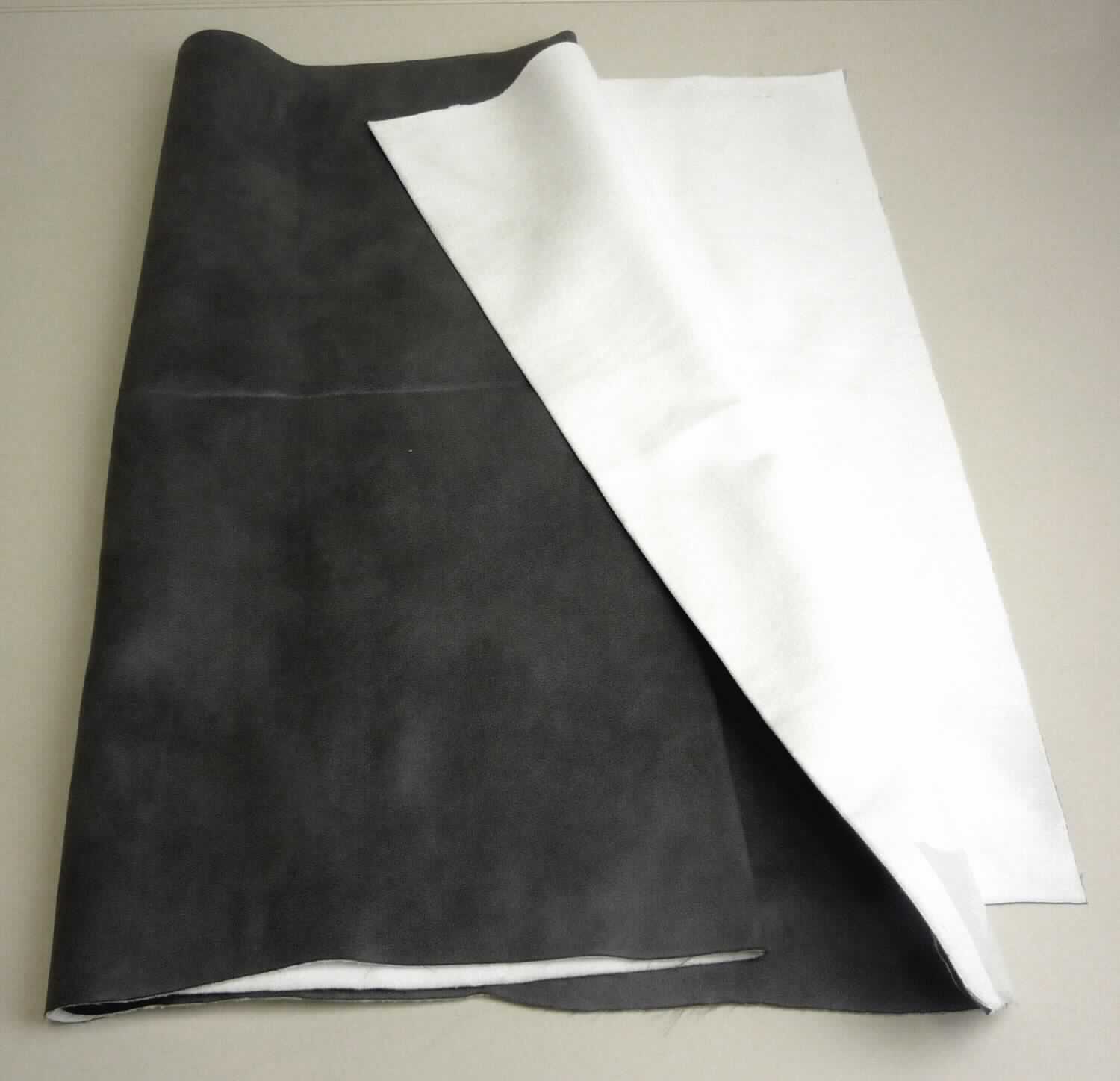 Textillaminat, sog. Möbelbezugsstoff, Foto siehe Anlage,
- als Meterware; laut Antrag mit einer Breite von ca. 140 cm,
- laut Untersuchungsergebnis:
-- aus zwei mit ihrer ganzen Fläche aufeinander liegenden und so miteinander durch Kleben verbundenen Lagen: 
--- mit einer Oberlage (Schauseite):
---- aus einem geschmirgelten und bedruckten Gewebe in Atlasbindung aus ungezwirnten, nicht hochfesten 
     Garnen, mit Schussgarnen aus synthetischen Filamenten (laut Antrag aus Polyester) und Kettgarnen aus 
     dickeren, synthetischen Filamenten und synthetischen Mikro-Spinnfasern (laut Antrag beide aus Polyester), 
     mit einem Gesamtanteil an:
----- synthetischen Filamenten von ca. 60 GHT,
----- synthetischen Spinnfasern von ca. 40 GHT,
--- mit einer Unterlage:
---- aus einem weißen, gerauten Kuliergewirke aus synthetischen Chemiefasern (laut Antrag aus Polyester),
---- keine Elastomergarne oder Kautschukfäden enthaltend,
- insbesondere im Hinblick auf die Verwendung verleiht das die Schauseite bildende Gewebe der Ware ihren 
  wesentlichen Charakter.

"Gewebe aus Garnen aus synthetischen Filamenten, anderes als in den Unterpositionen 5407 10 bis 5407 84
 genannte, bedruckt"