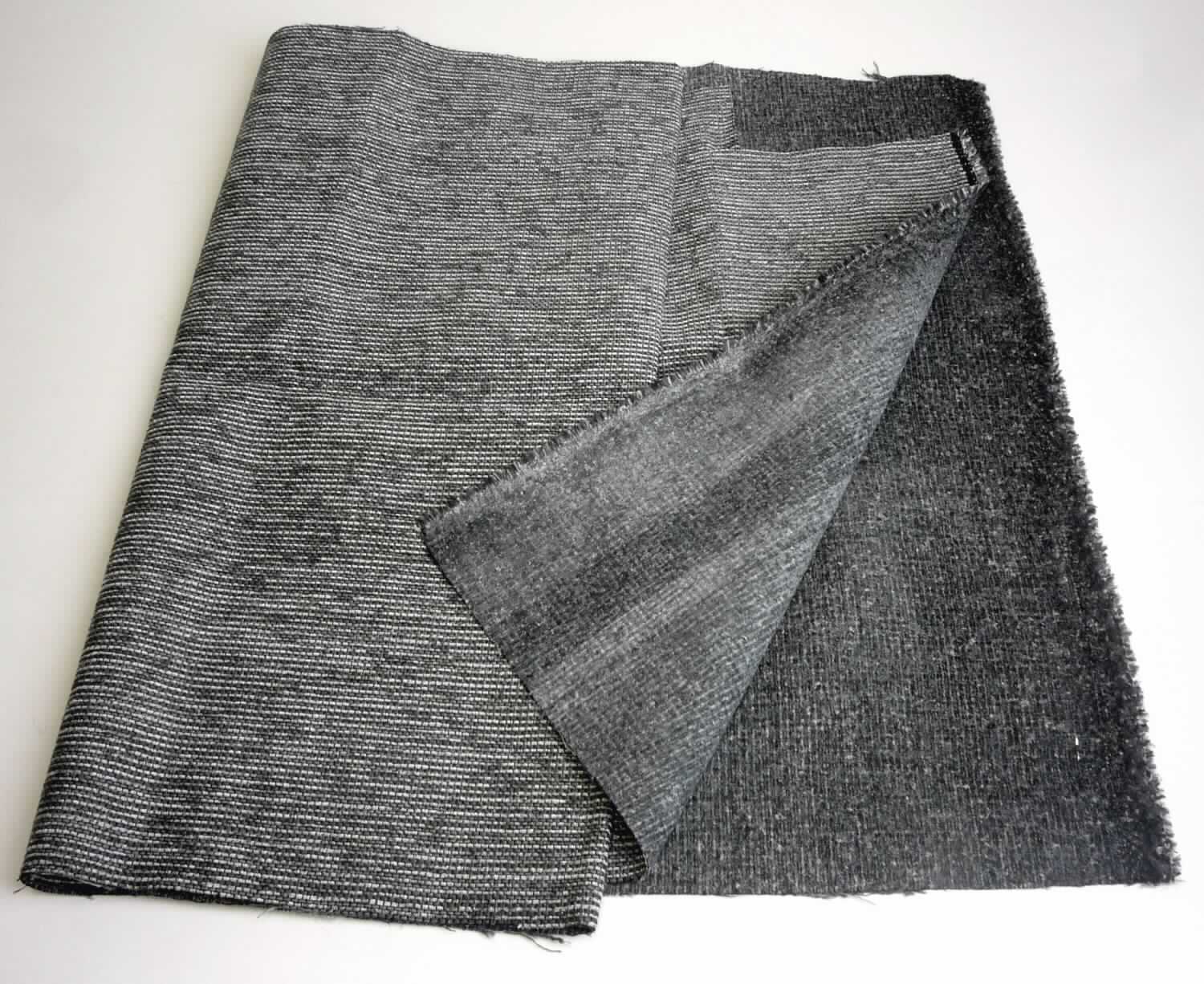 Getränktes Gewebe, sog. Möbelbezugsstoff, Foto siehe Anlage,
- lt. Antrag:
-- als Meterware, mit einer Breite von 140 cm,
-- aus einem buntgewebten Gewebe aus 100 % Polyester (synthetische Chemiefasern),
-- kein Chenillegewebe (u. a. keine samtartige Oberfläche),
-- die Rückseite ist geraut und mit Kunststoff (kein Polyvinylchlorid oder Polyurethan; kein Zellkunststoff) getränkt;
   das Tränken ist mit bloßem Auge wahrnehmbar,
-- von Hand bei einer Temperatur zwischen 15 und 30 °C auf einen Dorn von 7 mm Durchmesser aufrollbar, ohne 
   rissig zu werden.


"Gewebe, mit Kunststoff (kein Polyvinylchlorid oder Polyurethan) getränkt, anderes als solche der Position 5902"