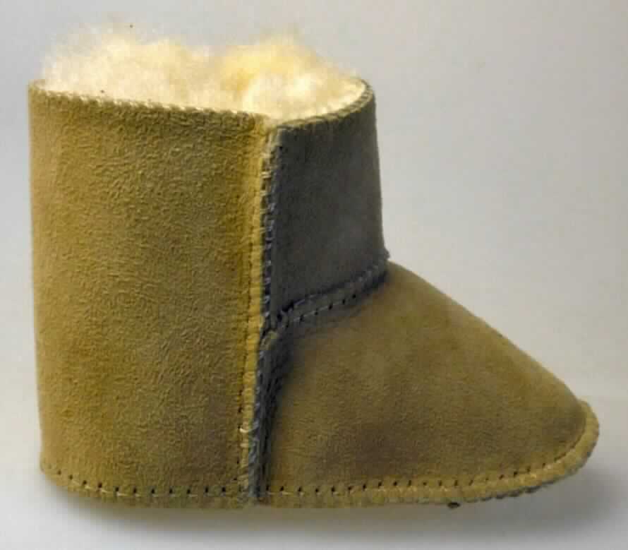 Babyschühchen (lt. Antrag: "Baby-Lammfellschuhe (beige)", Foto siehe Anlage)
- mit Laufsohlen aus Pelzfell,
- mit knöchelbedeckendem Oberteil aus Pelzfell,
- seitlich mit Klettverschluss

"Schuhe mit Laufsohlen und Oberteil aus Pelzfellen"