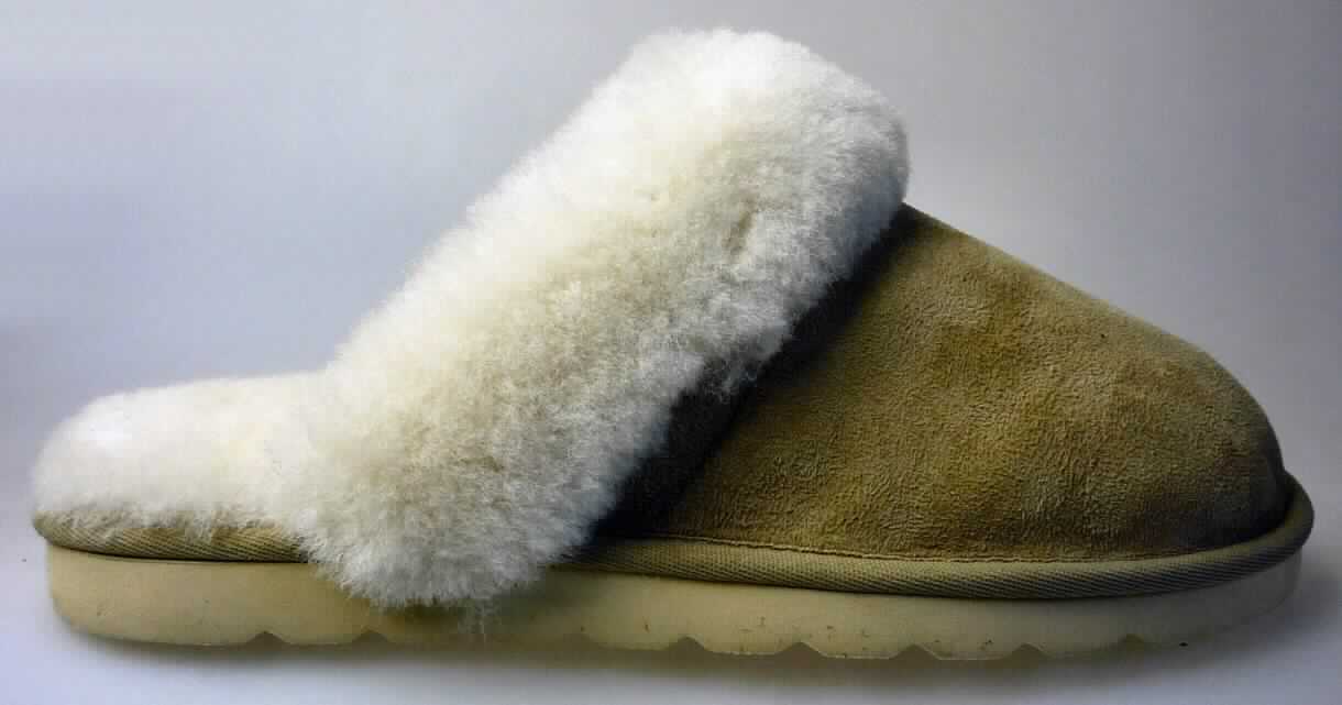Pantoffeln (lt. Antrag: "Damen-Lammfellhausschuhe beige (sand)", Foto siehe Anlage) 
- mit Laufsohlen aus (lt. Antrag) Kunststoff,
- mit Oberteil aus Pelzfell,
- an der Einschlupföffnung mit einem ca. 4 cm breiten Umschlag aus Pelzfell,
- am Übergang zur Sohle mit einer Randeinfassung aus Spinnstoff verstärkt

"Schuhe mit Laufsohlen aus Kunststoff und Oberteil aus Pelzfell"