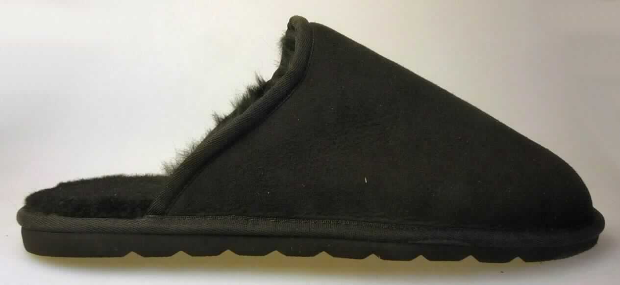 Pantoffeln (lt. Antrag: "Herren Lammfellhausschuhe schwarz", Foto siehe Anlage) 
- mit Laufsohlen aus (lt. Antrag) Kunststoff,
- mit Oberteil aus Pelzfell,
- mit Randeinfassungen aus Spinnstoff verstärkt

"Schuhe mit Laufsohlen aus Kunststoff und Oberteil aus Pelzfell"