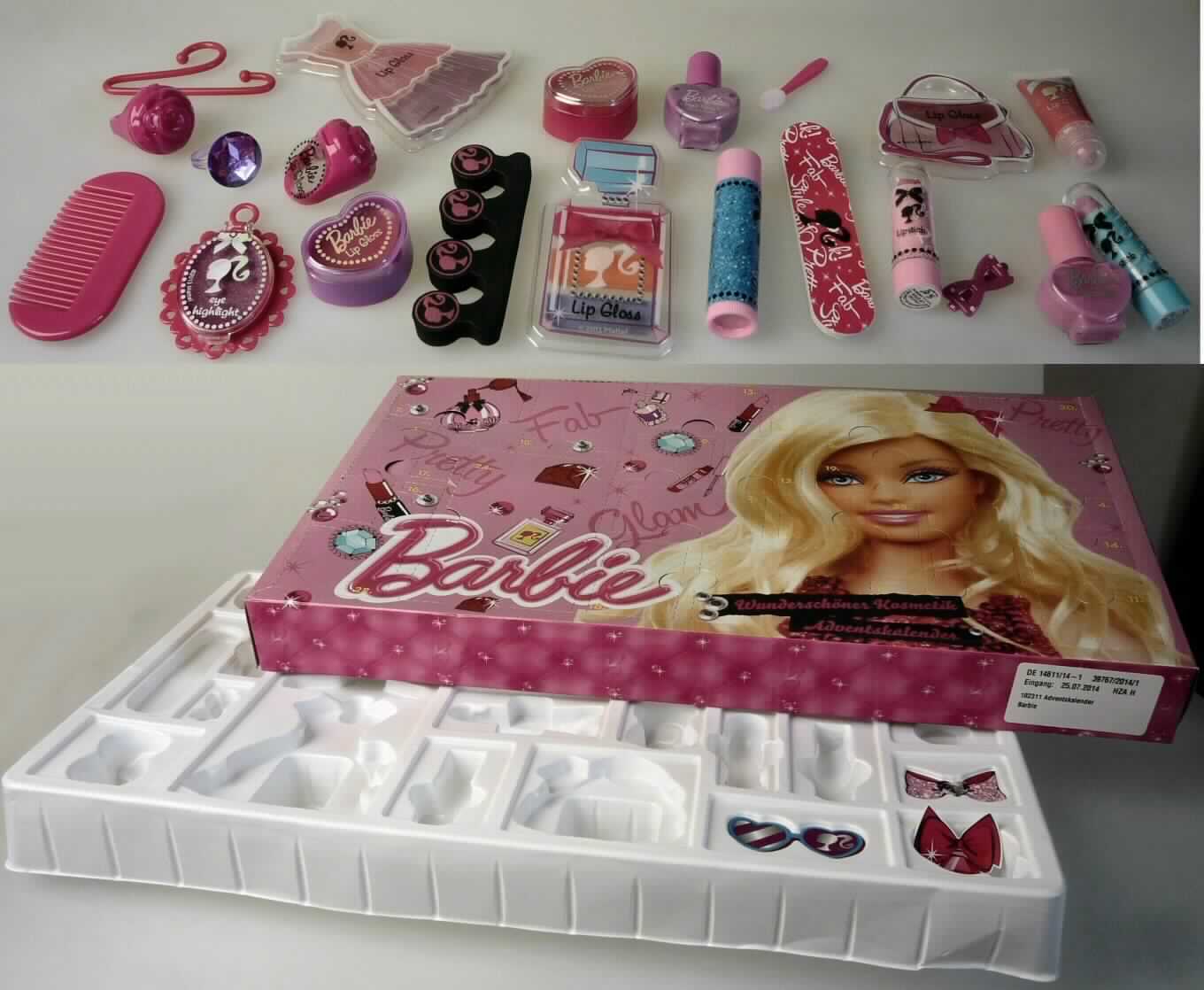 Adventskalender Barbie; Erzeugnis zum Schminken

Bei der vorgelegten Ware handelt es sich um einen pinkfarbenen Adventskalender aus bedrucktem Karton mit vorgestanzten Öffnungen (Maße: ca. 40 cm x 23,5 cm x 4 cm) und mit Puppenkopfmotiv auf der Vorderseite. Die Ware ist für den Einzelverkauf als Kosmetik-Adventskalender für Kinder aufgemacht. In der Schachtel befindet sich eine weiße Kunststofftiefziehschale mit 24 Vertiefungen. Darin enthalten sind:

- 11 Lipgloss-Artikel
- 1 Augenschminke
- 2 Nagellacke
- 1 Kamm
- 1 Haargummi
- 1 Applikator
- 1 Zehenspreizer
- 1 Nagelfeile
- 1 Haarspange
- 3 Aufkleber
- 1 Ring ohne Lipgloss
- 1 kleiner Kleiderbügel.

Eine Einreihung als Spielzeug kommt nicht in Betracht. Die Warezusammenstellung ist als Erzeugnis zum Schminken in die Position 3304 der Kombinierten Nomenklatur einzureihen.
Charakterbestimmend sind auf Grund der Anzahl die Waren zum Schminken der Lippen.