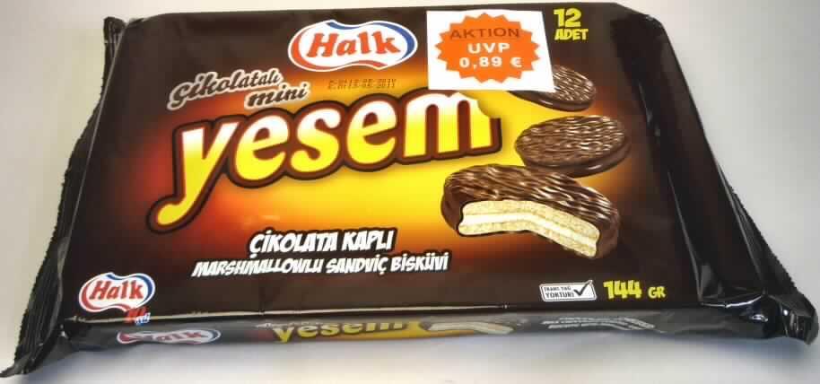 Doppelkeks mit  Schokoladenüberzug

Vertrauliche Angaben zur Zusammensetzung (s. Feld 8) und ein Warenmuster lagen vor.

Bunt bedruckter Schlauchfolienbeutel mit Angaben zum Produkt (Doppelkeks mit Marshmallow-Füllung und Schokoladenüberzug, 144 g) und zu den Zutaten; darin runde, hellbraune Doppelkekse (4 cm x 1,7 cm) mit weißer, schaumiger Füllung, vollständig mit Schokolade überzogen; Geschmack: nach süßem Gebäck und Schokolade. 

Wassergehalt im Keksanteil*: 12 GHT oder weniger
Fettgehalt im Keksanteil*: 35 GHT oder weniger 
Stärke/Glucose**: 25 bis weniger als 50 GHT
Saccharose/Invertzucker/Isoglucose**: 5 bis weniger als 30 GHT
Milchfett***: weniger als 1,5 GHT
Milchprotein***: weniger als 2,5 GHT

*  : berechnet aus den Rezepturangaben
** : festgestellt gemäß VO (EG) Nr. 900/2008, VO (EG) Nr. 118/2010
***: lt. Produktspezifikation

Backware, kakaohaltig, Kekse gesüßt, ganz mit Schokolade überzogen, in Umschließungen mit einem Gewicht des Inhalts von mehr als 85 g