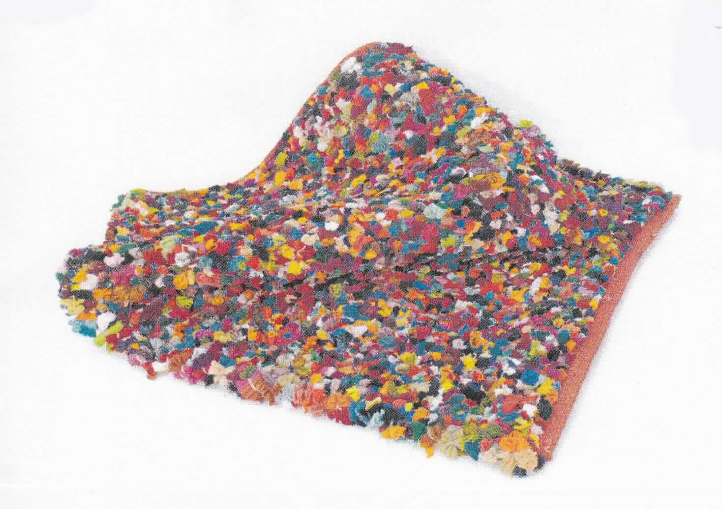 Teppich, sog. Teppichläufer/Fleckerlteppich, Art. 55433, Foto siehe Anlage,
- aus einem Gewebe mit Flor; der Flor wird durch zugeschnittene, eingewebte Gewebestreifen gebildet,
- laut Antrag aus 100 % Baumwolle, 
- in rechteckiger Form hergestellt, mit den Abmessungen laut Antrag von 60 cm x 90 cm,
- an den Schmalseiten durch Umschlagen und Festnähen gesäumt (konfektioniert),
- kein Kelim, Sumak, Karamanie oder denen ähnlicher, handgewebter Teppich,
- weder getuftet noch beflockt,
- kennzeichnet sich aufgrund seiner Festigkeit, Dicke und Widerstandsfähigkeit als Fußbodenbelag.

"Teppich aus Spinnstoffen, gewebt, weder getuftet noch beflockt, konfektioniert, anderer als in den Unterpositionen
  5702 10 bis 5702 20 genannte, mit Flor, aus Baumwolle"