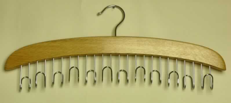 Es handelt sich um Erzeugnisse, bestehend aus einer kleiderbügelähnlichen Halterung aus Holz, an der an der unteren Stirnseite 12 Haken aus Stahl (kein nicht rostender Stahl) und an der oberen Stirnseite ein halbrund gebogener Haken zum Aufhängen der Erzeugnisse, aus Stahl (kein nicht rostender Stahl), angebracht sind. 
Die Erzeugnisse dienen zum Aufbewahren und Aufhängen von Kleidungsstücken (Gürteln) und sind an einem Pappreiter befestigt.
Da kein charakterbestimmender Stoff ermittelbar ist, wird die Ware der zuletzt genannten Position zugewiesen.
Abmessungen: max. Höhe: etwa 16,5 cm, max. Breite: etwa 43 cm.
- Antragstellerangaben -

Abbildung siehe Anlage.

Derartige Erzeugnisse gehören als "andere Hauswirtschaftsartikel aus Stahl" zur Codenummer 7323 9999 90 0 des Elektronischen Zolltarifs.