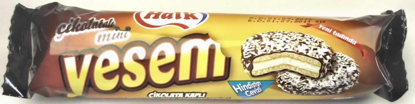 Schoko-Sandwich-Keks

Ein Warenmuster und vertrauliche Angaben zur Zusammensetzung (siehe Feld 8) lagen vor.

Bunt bedruckter Schlauchfolienbeutel; der Aufdruck enthält Angaben zum Produkt (Feiner Doppelkeks mit Marshmallowfüllung und Schokoladenüberzug und Kokosraspeln; 96 g) und zu den Zutaten.
Runde, hellbraune Doppelkekse (Durchmesser ca. 4 cm, Höhe ca. 1,5 cm) mit weißer Marshmallowfüllung, ganz mit Milchschokolade überzogen und auf der Oberseite mit Kokosraspeln bedeckt; Geschmack nach gesüßtem Keks, Marshmallowcreme und Milchschokolade.

Wassergehalt (Keksanteil): 12 GHT oder weniger (abgeleitet aus den Antragsangaben) 
Fett (Keksanteil): 35 GHT oder weniger (abgeleitet aus den Antragsangaben) 
Stärke/Glucose*: 25 bis weniger als 50 GHT
Saccharose/Invertzucker/Isoglucose*: 5 bis weniger als 30 GHT 
Milchfett**: weniger als 1,5 GHT 
Milchprotein**: weniger als 2,5 GHT 

*: festgestellt gemäß VO (EG) 900/2008, VO (EU) 118/2010
**: Antragsangaben

Backware, gesüßte Kekse, ganz mit Schokolade überzogen oder bedeckt, in unmittelbaren Umschließungen mit einem Gewicht des Inhalts von mehr als 85 g.