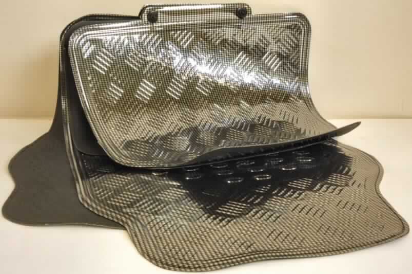 Angaben des Antragstellers: Gummimatten-Set 4 teilig

Carbon-Look Gummimatten-Set, 4-tlg., Anpassungsfähiges, da flexibles, 4-tlg. Gummimatten-Set, in modernem, sportlichem Carbon-Look-Design. Sehr pflegeleicht durch abwaschbare Oberfläche in Riffelblech-Optik.
Maße vorne: ca. 66 x 45 cm
Maße hinten: ca. 39 x 45 cm;

Feststellungen an einem Warenmuster: 
4-teiliger Satz aus schwarzen, elastischen Fußmatten für die Verwendung in Kraftfahrzeugen. Die Oberseite der Matten besteht aus einer silber glänzenden Kunststofflage. Die mehrlagigen Matten sind speziell zugeschnitten und bestehen im Wesentlichen (dickste Lage) aus einem Chloroprenkautschuk.

Befund:
Bodenbeläge aus Weichkautschuk