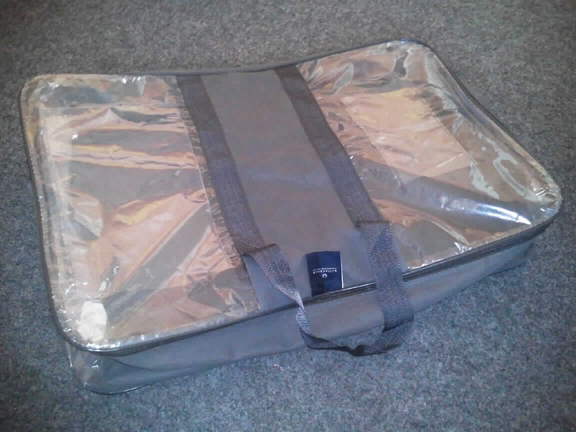 Beutel zu Verpackungszwecken (Verpackungstasche für Bettwaren), Foto siehe Anlage,
- in den Abmessungen: etwa 70 cm x 46 cm x 17 cm,
- mit folgendem Aufbau:
-- die Seiten (etwa 3/4) der Vorderseite (Schauseite) und ein Seitenteil bestehen aus einer klarsichtigen 
   Kunststofffolie (Meterware des Kapitels 39); die Vorderseite ist zum Teil doppelt gearbeitet (mit zwei
   Einschublaschen versehen),
-- die Rückseite, drei Seitenteile und ein Mittelstreifen (etwa 1/4) der Vorderseite bestehen aus etwa 0,5 mm
   dickem Vliesstoff aus laut Antrag Polypropylen (synthetischer Spinnstoff),
-- laut Antrag aus Gründen einer höherwertigen Optik an den Rändern der Vorder- und der Rückseite mit
   Draht aus unedlem Metall verstärkt und Paspeln aus Kunststoff verziert,
-- durch Zusammennähen konfektioniert,
-- mit zwei Griffen aus Geweben ausgestattet, die längs entlang der Vorder- und der Rückseite als 
   verzierende Streifen bis zum unteren Rand auslaufend aufgenäht sind,
- dient als Aufbewahrungsbehältnis für fertige Bettwaren zum Transport und zur Lagerung bis zum Verkauf,
- wird nach der Gesamtbeschaffenheit nicht vom Warenkreis der Position 4202 erfasst,
- im Hinblick auf den Umfang und den Gesamteindruck verleiht der Vliesstoff aus Spinnstoffen gegenüber 
  dem Kunststoff der Ware ihren wesentlichen Charakter.

"Beutel zu Verpackungszwecken, 
 aus synthetischen Spinnstoffen (charakterbestimmend), kein flexibler Schüttgutbehälter, aus Vliesstoffen
 und aus Kunststoff"