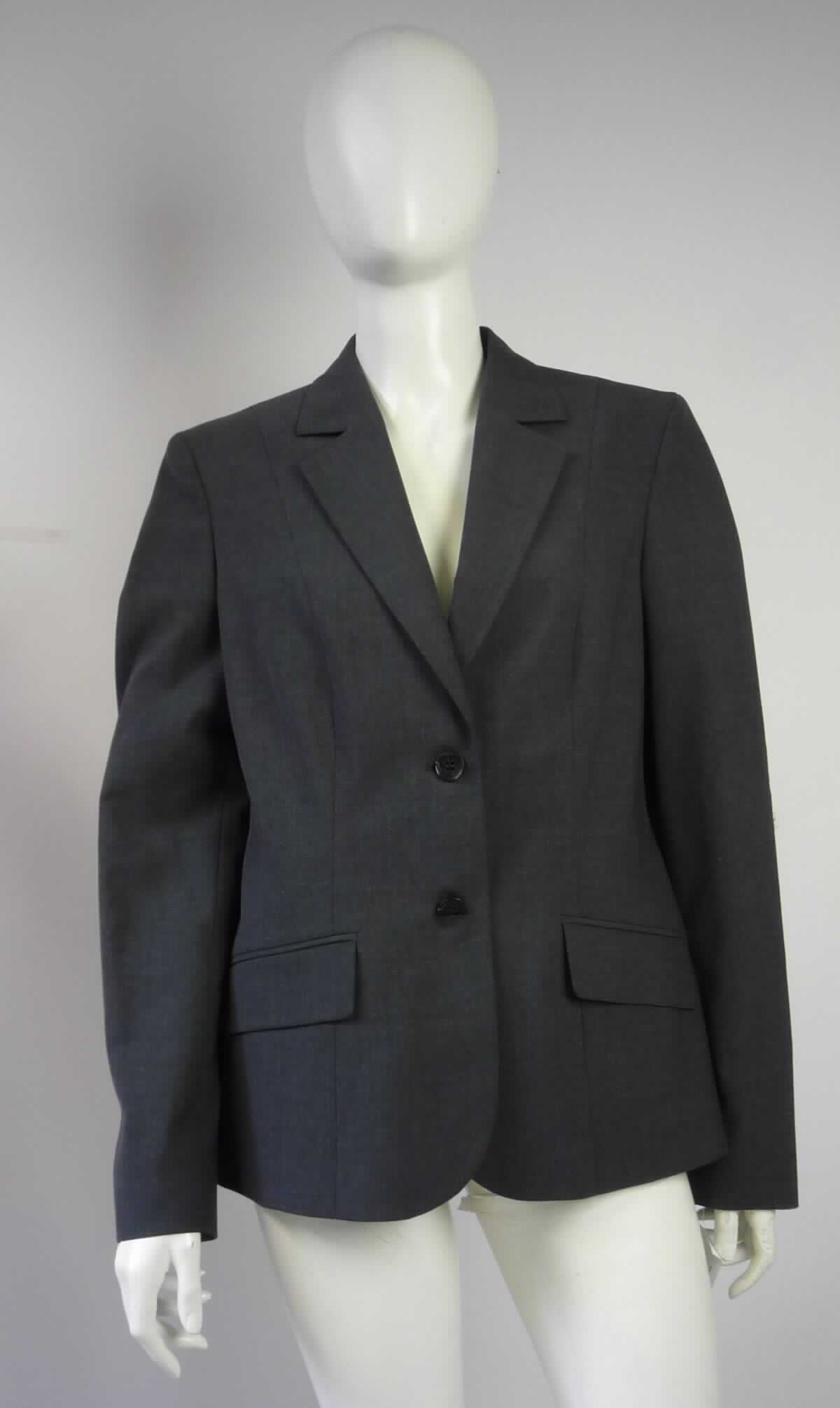 Jacke, sog. Damen Blazer, Größe 40, Foto siehe Anlage,
- aus ca. 0,4 mm dicken, buntgewebten Geweben (melierte Garne) aus laut Antrag 53% Polyester, 4 % Elasthan
 (beides synthetische Chemiefasern) und 43 % Wolle, 
- gefüttert,
- über die Taille reichend (Rückenlänge: ca. 64 cm),
- mit einem Reverskragen, 
- vorn mit einer durchgehenden Öffnung mit Knopfverschluss von rechts über links (Frauenkleidung),
- mit langen Ärmeln, 
- vorn mit zwei eingesetzten Taschen mit Patte unterhalb der Taille, 
- am unteren Rand durch Umschlagen und Festnähen gesäumt,
- keine Arbeits- und Berufskleidung.

"Jacke, aus Geweben, für Frauen, aus synthetischen Chemiefasern, keine Arbeits- und Berufskleidung"