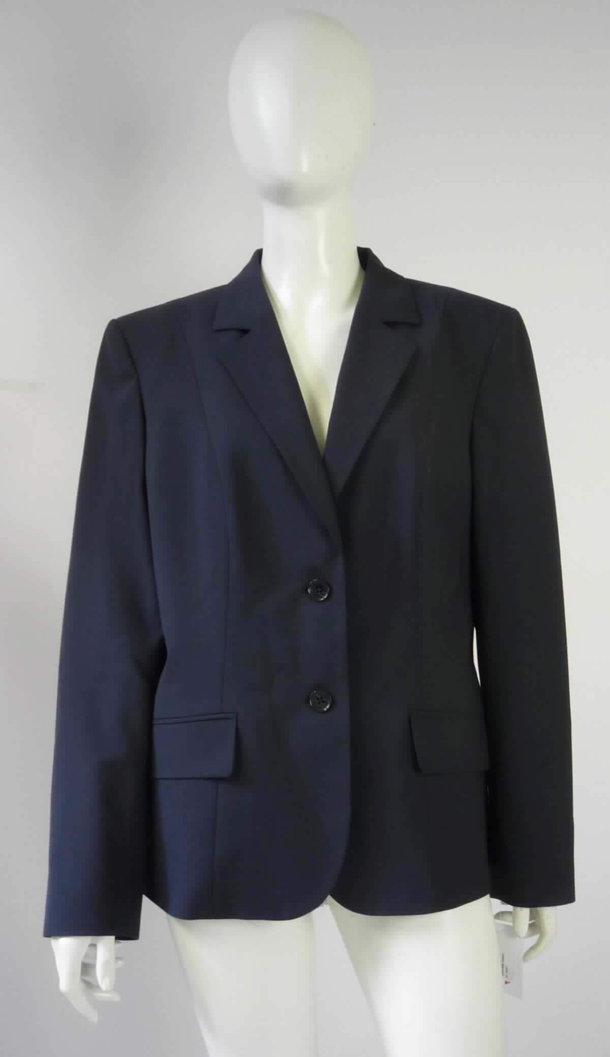 Jacke, sog. Damen Blazer, Größe 44, Foto siehe Anlage,
- aus ca. 0,4 mm dicken, einfarbigen Geweben aus laut Antrag 53 % Polyester, 4 % Elasthan (beides
  synthetische Chemiefasern) und 43 % Wolle, 
- gefüttert,
- über die Taille reichend (Rückenlänge: ca. 64 cm),
- mit einem Reverskragen, 
- vorn mit einer durchgehenden Öffnung mit Knopfverschluss von rechts über links (Frauenkleidung),
- mit langen Ärmeln, 
- vorn mit zwei eingesetzten Taschen mit Patte unterhalb der Taille, 
- am unteren Rand durch Umschlagen und Festnähen gesäumt,
- keine Arbeits- und Berufskleidung.

"Jacke, aus Geweben, für Frauen, aus synthetischen Chemiefasern, keine Arbeits- und Berufskleidung"