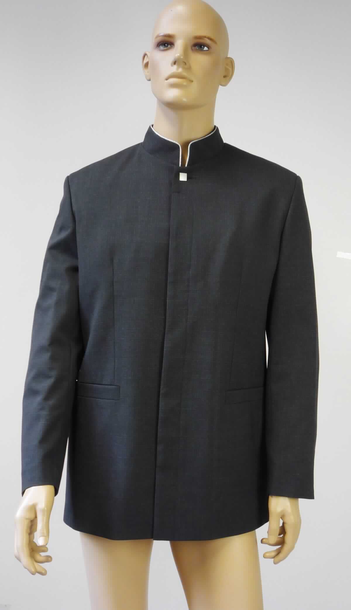 Jacke, sog. Bellmannjacke, Größe 50, Foto siehe Anlage,
- aus ca. 0,4 mm dicken, buntgewebten Geweben (melierte Garne) aus laut Antrag 53% Polyester, 4 % Elasthan 
  (beides synthetische Chemiefasern) und 43 % Wolle, 
- gefüttert,
- über den Schritt reichend (Rückenlänge: ca. 79 cm),
- mit einem Stehkragen, innen mit Knöpfen ausgestattet; am Kragenrand mit einer reflektierenden Paspel, 
- vorn mit einer durchgehenden Öffnung mit verdecktem Knopfverschluss von links über rechts (Männerkleidung),
- mit langen Ärmeln, 
- vorn mit zwei eingesetzten, offenen Taschen unterhalb der Taille, 
- am unteren Rand durch Umschlagen und Festnähen gesäumt,
- keine Arbeits- und Berufskleidung.

"Jacke, aus Geweben, für Männer, aus synthetischen Chemiefasern, keine Arbeits- und Berufskleidung"