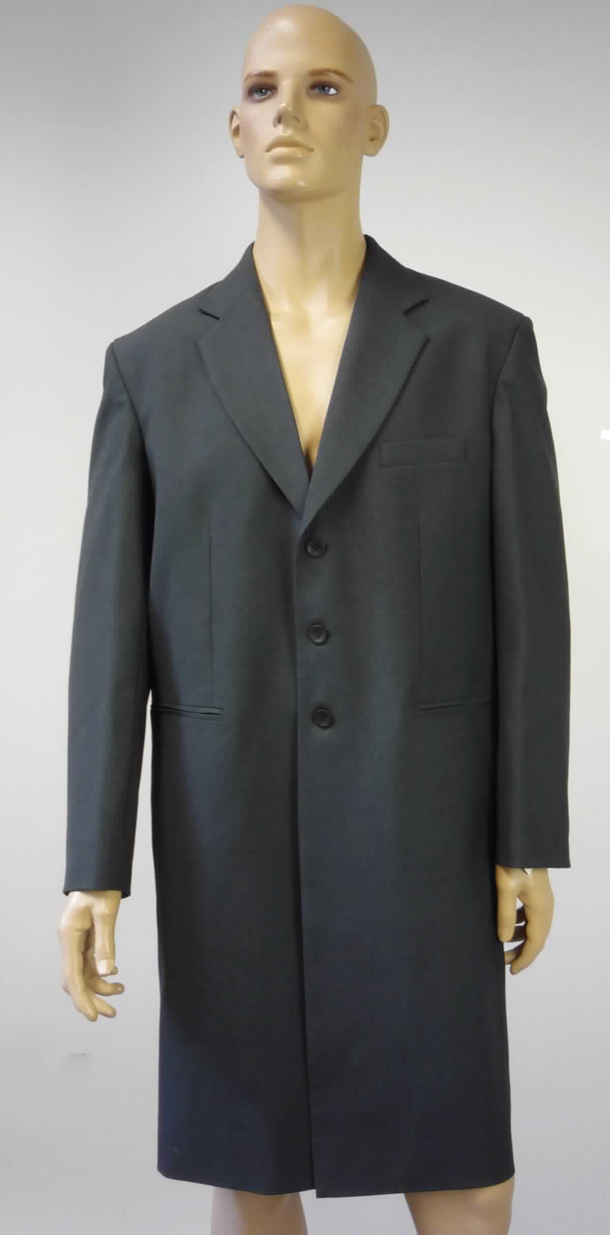 Mantel, sog. Herren Gehrock, Foto siehe Anlage,
- aus ca. 0,4 mm dicken, buntgewebten Geweben (melierte Garne) aus lt. Antrag 53 % Polyester, 4 % Elasthan
  (beides synthetische Chemiefasern) und 43 % Wolle,
- durchgehend gefüttert,
- über den halben Oberschenkel reichend (Rückenlänge: ca. 105 cm), 
- mit einem Stückgewicht von ca. 815 Gramm,
- mit einem Reverskragen,
- vorn mit einer durchgehenden Öffnung mit Knopfverschluss von links über rechts (Männerkleidung),
- mit langen Ärmeln, mit drei Zierknöpfen an den Ärmelenden,
- vorn mit einer eingesetzten, offenen Brusttasche und zwei eingesetzten, offenen Taschen unterhalb der Taille,
- am unteren Rand durch Umschlagen und Festnähen gesäumt,
- wird im Allgemeinen über jeder anderen Kleidung und zum Schutz gegen das Wetter getragen, erfüllt aufgrund 
  der Länge die Voraussetzungen zur Einreihung als Mantel, u. a. aufgrund der leichten Gewebe kein Parka.

"Mantel, aus Geweben, für Männer, aus Chemiefasern, mit einem Stückgewicht von weniger als 1 kg, kein Parka"