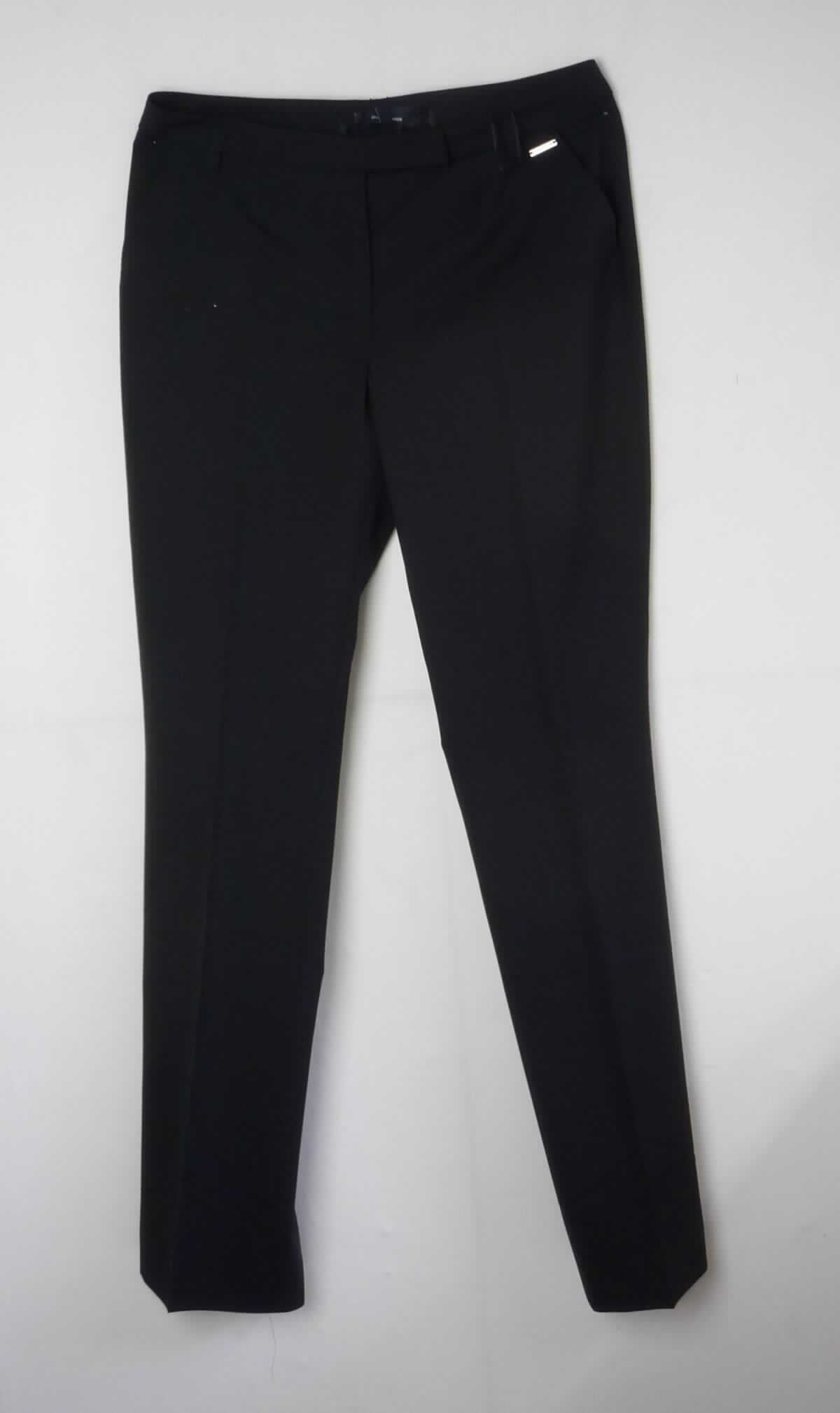 Lange Hose, sog. Business Damen Hose, Größe 38, Foto siehe Anlage,
- aus ca. 0,4 mm dicken, einfarbigen Geweben aus laut Antrag 52 % Polyester, 5 % Elasthan (beides 
  synthetische Chemiefasern) und 43 % Wolle,
- in der Taille abschließend; mit einem angesetzten, ca. 3 cm breiten Taillenbund mit Gürtelschlaufen,
- vorn mit einer Öffnung mit Reißverschluss und einer im Bund von rechts über links mit einem Haken- und 
  Knopfverschluss zu schließenden Patte (Frauenkleidung),
- seitlich mit zwei eingesetzten, offenen Taschen,
- mit langen Hosenbeinen,
- an den Beinabschlüssen durch Umschlagen und Festnähen gesäumt,
- keine Arbeits- und Berufskleidung.

"Lange Hose, aus Geweben, für Frauen, aus synthetischen Chemiefasern, keine Arbeits- und Berufskleidung, nicht
 nach dem Batik-Verfahren handbedruckt"