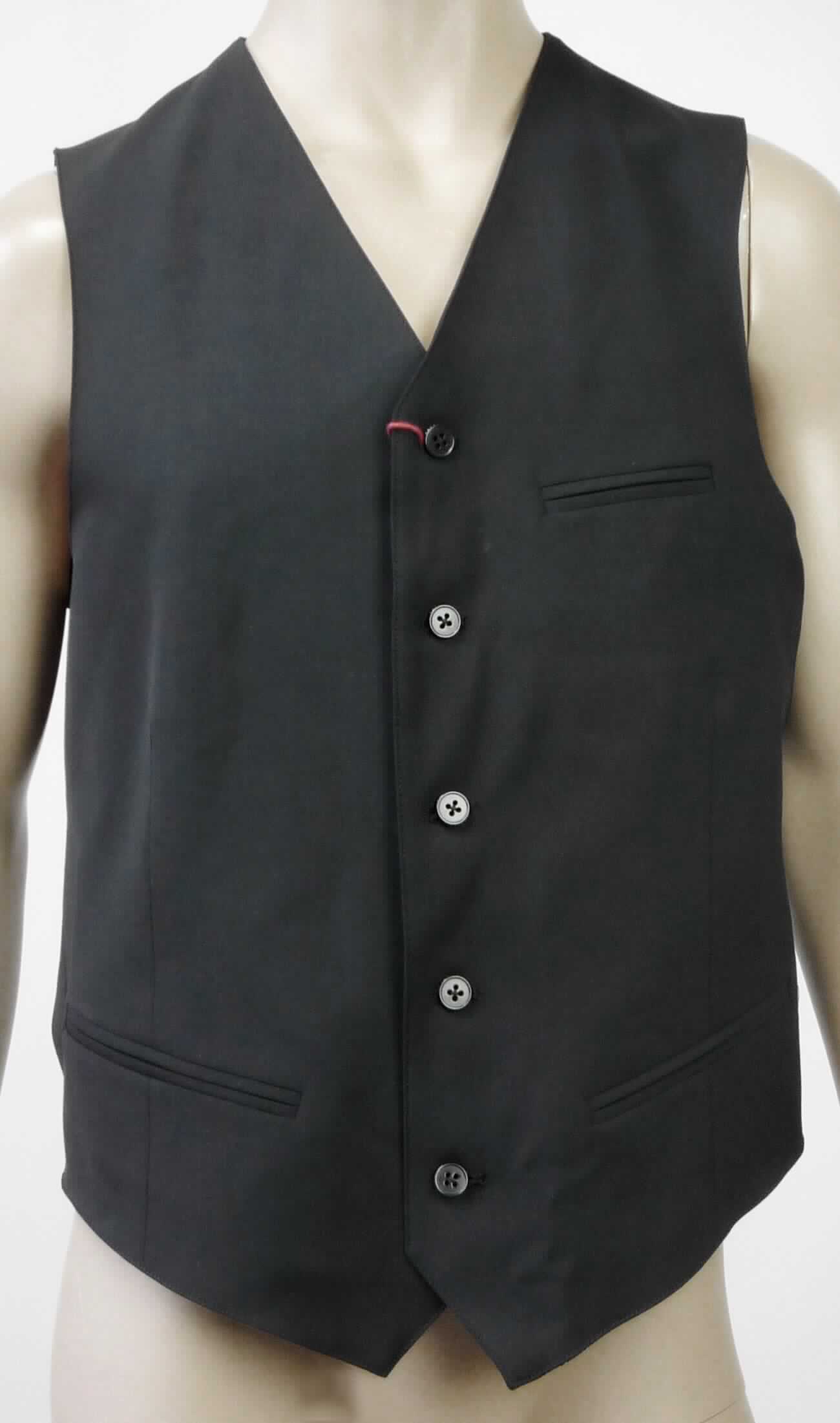 Weste, sog. Herren Weste, Businessweste, Größe 50, Foto siehe Anlage,
- aus ca. 0,4 mm dicken, einfarbigen Geweben aus laut Antrag aus 60 % Wolle, 36 % Polyester, 4% Elasthan
  (beides synthetische Chemiefasern),
- gefüttert,
- über die Taille reichend (Rückenlänge: ca. 58 cm); mit spitz zulaufenden Vorderteilen, die ca. 7 cm länger 
  gearbeitet sind,
- mit einem V-förmigen Ausschnitt,
- vorn mit einer durchgehenden Öffnung mit Knopfverschluss von links auf rechts (Männerkleidung),
- ärmellos, mit weiten Armausschnitten,
- mit einer aufgenähten Brusttaschenimitation und zwei aufgenähten Taschenimitationen unterhalb der Taille,
- an allen Rändern gesäumt.

"Andere Kleidung (Weste), aus Geweben, für Männer, aus Wolle"