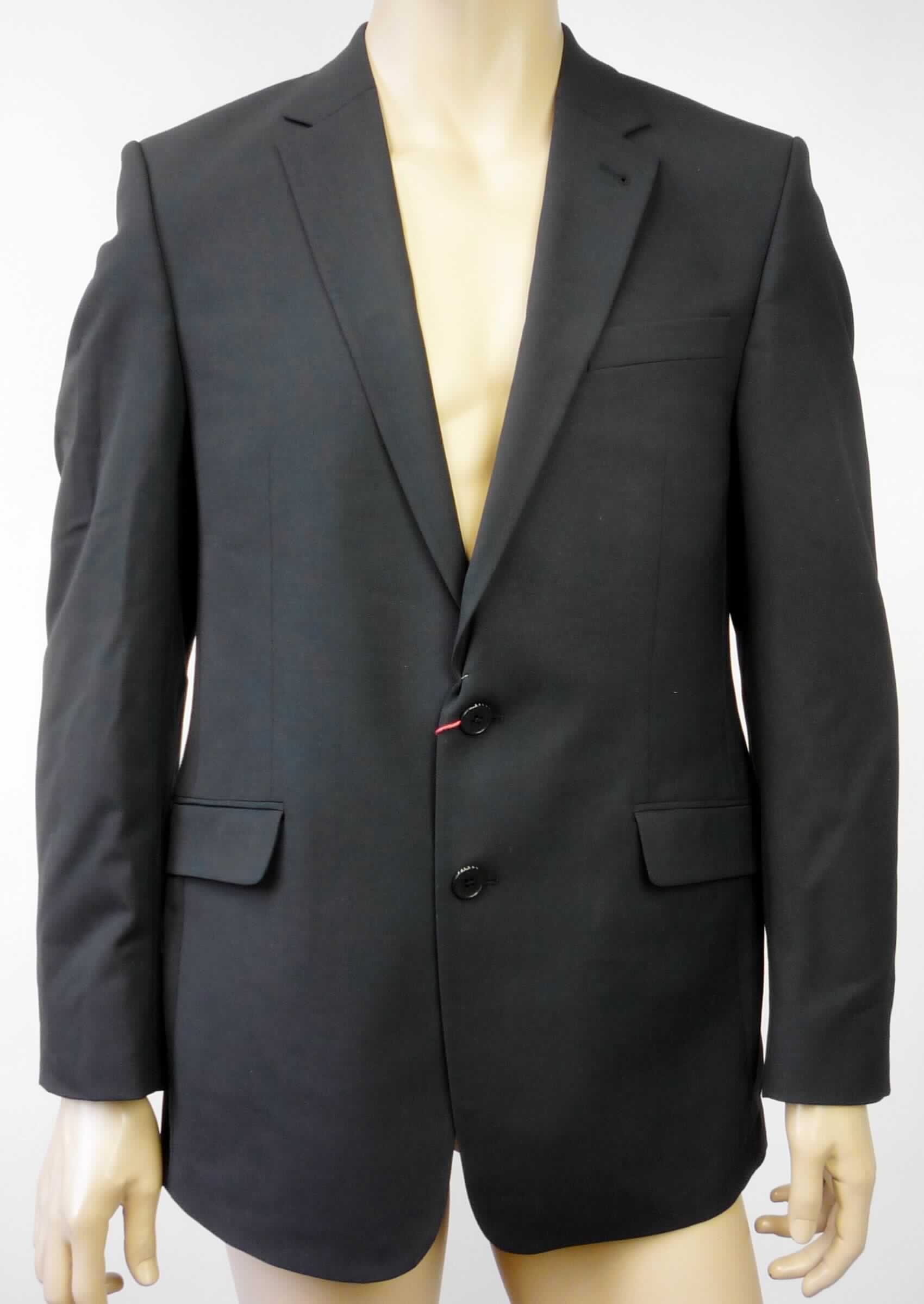 Jacke, sog. Herren Sakko, Größe 50, Foto siehe Anlage,
- aus ca. 0,4 mm dicken, einfarbigen Geweben aus laut Antrag 60 % Wolle, 36 % Polyester und 4 % Elasthan
  (beides synthetische Chemiefasern), 
- gefüttert,
- über den Schritt reichend (Rückenlänge: ca. 78 cm),
- mit einem Reverskragen, 
- vorn mit einer durchgehenden Öffnung mit Knopfverschluss von links über rechts (Männerkleidung),
- mit langen Ärmeln; an den Ärmelenden mit drei Zierknöpfen versehen,  
- vorn mit einer eingesetzten, offenen Brusttasche und zwei eingesetzten Taschen mit Patte unterhalb der Taille, 
- hinten mit einem ca. 25 cm hoch reichenden Mittelschlitz, 
- am unteren Rand durch Umschlagen und Festnähen gesäumt.

"Jacke, aus Geweben, für Männer, aus Wolle "