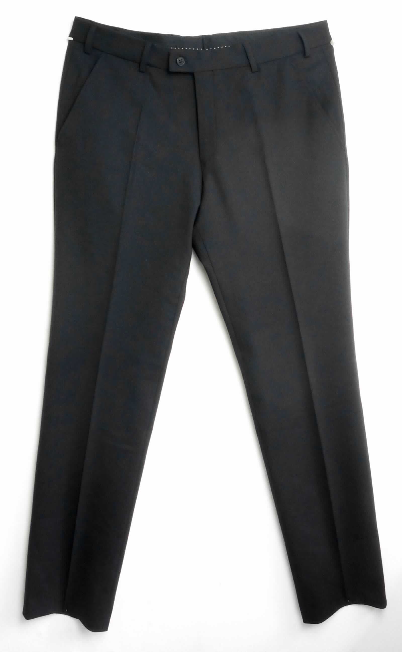 Lange Hose, sog. Herren Anzugshose, Größe 50, Foto siehe Anlage,
- aus ca. 0,4 mm dicken, einfarbigen Geweben aus laut Antrag 60 % Wolle, 36 % Polyester und 4 % Elasthan
  (beides synthetische Chemiefasern),
- in der Taille abschließend; mit einem angesetzten, ca. 4 cm breiten Taillenbund mit Gürtelschlaufen,
- vorn mit einer Öffnung mit Reißverschluss und einer im Bund von links über rechts mit einem Haken- und 
  Knopfverschluss zu schließenden Patte (Männerkleidung),
- seitlich mit zwei eingesetzten, offenen Taschen und hinten mit zwei eingesetzten Gesäßtasche mit 
  Knopfverschluss,
- mit langen Hosenbeinen,
- an den Beinabschlüssen durch Umschlagen und Festnähen gesäumt,

"Lange Hose, aus Geweben, für Männer, aus Wolle"