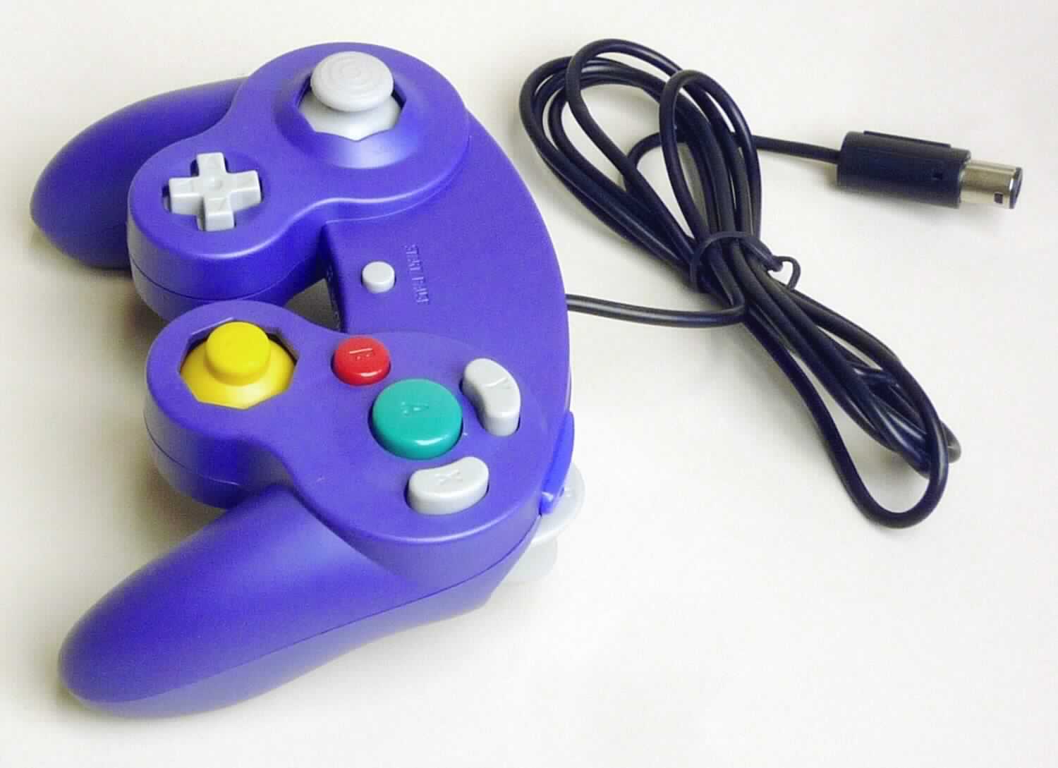 Sog. "Gamecube-Controller", eine kabelgebundene Steuereinheit darstellend, die lt. Antragsangaben primär für die Verwendung mit  Videospielkonsolen vom Typ "Nintendo Gamecube" bzw. "Nintendo Wii" bestimmt ist. Das Erzeugnis besitzt ein ergonomisch geformtes, lila gefärbtes Kunststoffgehäuse (Größe ca. 135 x 55 x 115 mm -B x T x H-) mit verschiedenen Bedienelementen (u. a. Funktionstaste START/PAUSE, digitales Steuerkreuz sowie Analog Sticks) sowie ein ca. 170 cm langen Anschlusskabel. Der Controller ist in einem Kunststoffbeutel verpackt.

Die Ware ist als "Teil, erkennbar hauptsächlich für Videospielkonsolen der Unterposition
(KN) 9503 5000 bestimmt" einzureihen.