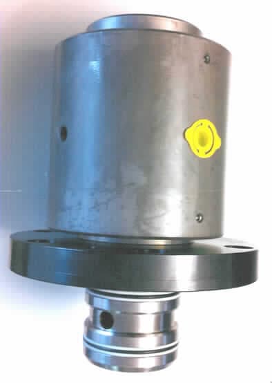 Drehdurchführung
- aus einem reibungsarm gelagertem Drehkolben mit Abdichtung, in einem Drehgehäuse
  (Bauhöhe 320 mm; max. Durchmesser 165 mm) aus Stahl mit sog. Scheibe, Deckel,
  Medienzu- und -ableitung (Abbildung siehe Anlage),
- zur abgedichteten Einspeisung von Öl in einen rotierenden Hydraulikzylinder.

"Teil, erkennbar ausschließlich für Hydromotoren bestimmt, nicht für zivile Luftfahrzeuge - Drehdurchführung"