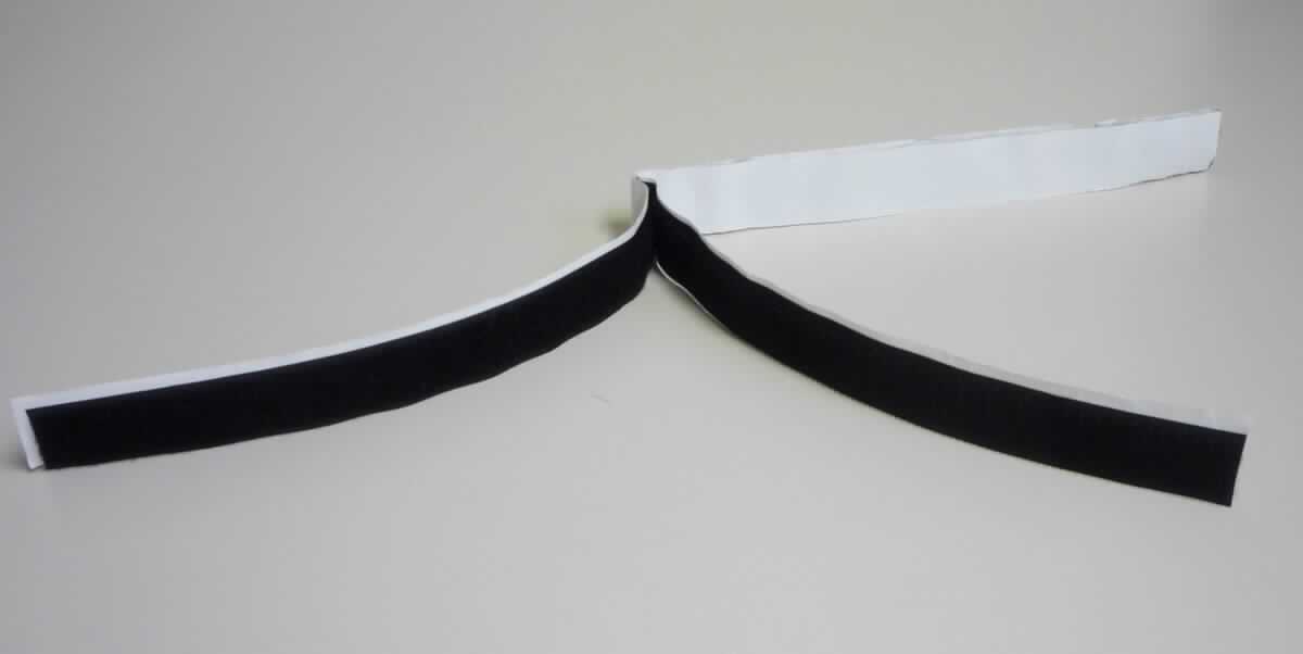 Klebeband, sog. selbstklebendes Klettband, Foto siehe Anlage,
- als Meterware; mit einer Breite von ca. 2,5 cm und einer Länge von ca. 51 cm,
- bestehend aus zwei Bändern (Klett- und Flauschband) aus Samt- bzw. Schlingengeweben aus Spinnstoffen, die 
  einseitig mit einer Klebeschicht aus laut Untersuchungsergebnis Kautschuk (Isopren-Styrol-Copolymer; kein 
  Zellkautschuk) überzogen sind (somit keine Ware der Position 5806),
- auf der Rückseite jeweils mit einem Abdeckpapier versehen,
- mit unechten Webkanten an beiden Längsseiten,
- mit einem Quadratmetergewicht von augenscheinlich weniger als 1500 Gramm.

"Kautschutiertes Gewebe, anderes als solche der Position 5902, Klebeband, mit einer Breite von weniger als 
 20 cm"