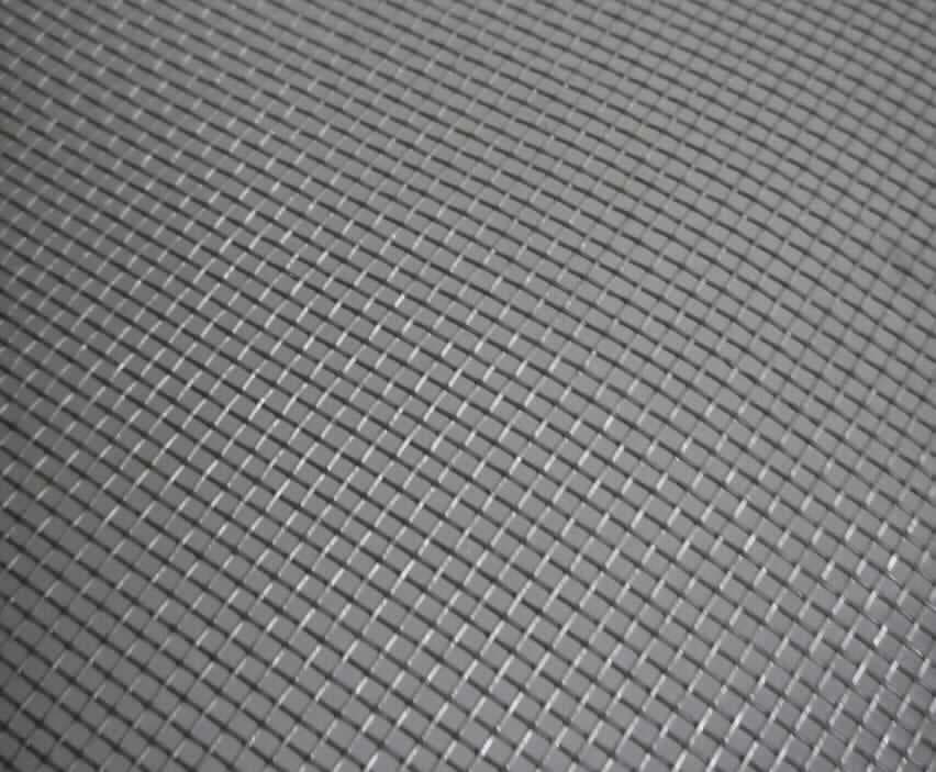 Gewebe aus Glasfasern, sog. Glasfasergewebe 18 x 16 mesh, Foto siehe Anlage,
- offenmaschiges Gittergewebe in Leinwandbindung als Meterware,
- aus textilen Glasfilamenten (keine Rovings),
- in unterschiedlichen Breiten von mehr als 30 cm (laut Antrag),
- aus Filamenten mit einem Titer des einfachen Garns von 95,5 tex (laut Untersuchungsergebnis),
- mit Kunststoff (laut Antrag PVC) ummantelt,
- das Gewebe aus Glasfasern bestimmt insbesondere aufgrund seiner Bedeutung in Bezug auf die 
  Verwendung (Haltbarkeit) den wesentlichen Charakter der Ware,
- von der zum Herstellen von Insektenschutzrollos und -rahmen verwendeten Art.
 
"Ware aus Glasfasern, Gittergewebe aus mit Kunststoff ummantelten Glasfasern,
 nicht aus Glasseidensträngen (Rovings), mit einer Breite von mehr als 30 cm, 
 in Leinwandbindung, mit einem Quadratmetergewicht von 120 g (+/- 10 g), 
 aus Filamenten mit einem Titer des einfachen Garns von 136 tex oder weniger,
 Gittergewebe von der zum Herstellen von Insektenschutzrollos und -rahmen verwendeten Art"