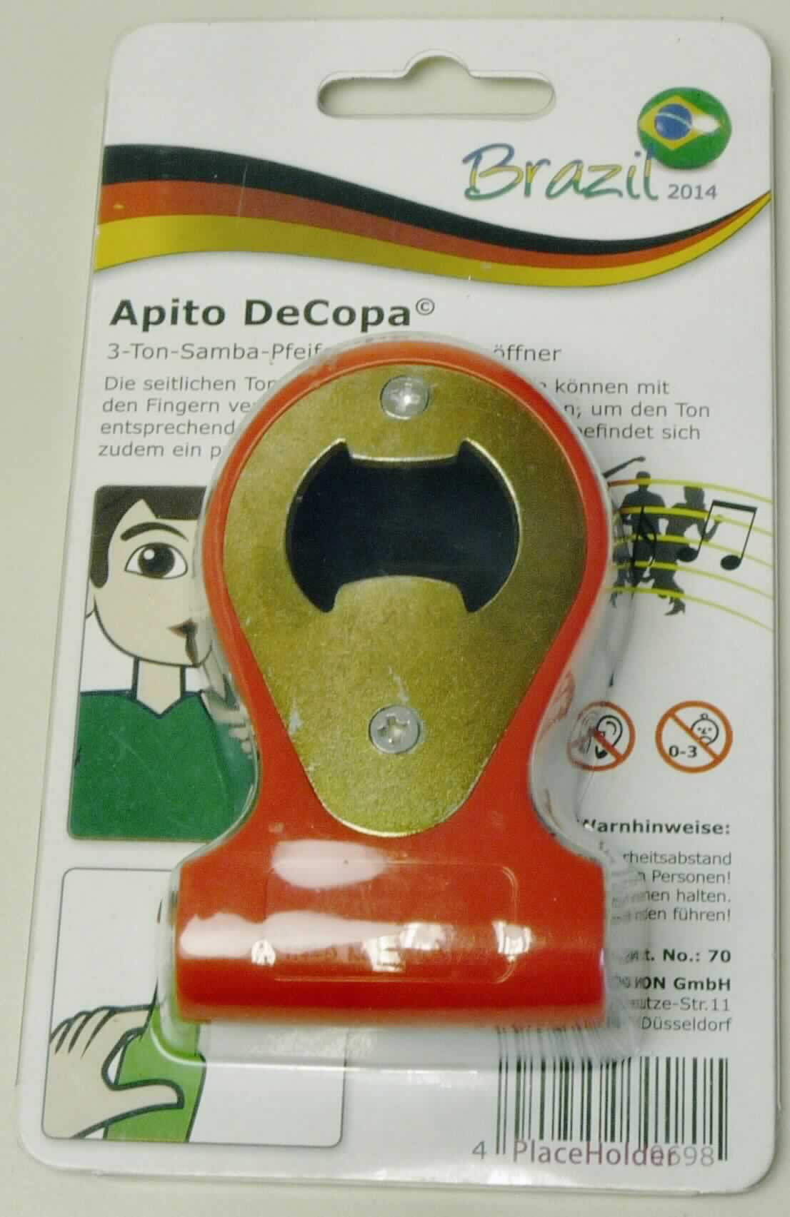 Bei der sog. 3-Ton-Samba-Pfeife mit Flaschenöffner "Apito DeCopa" handelt es sich um eine zusammengesetzte Ware, bestehend aus:
- einer Signalpfeife (Mundpfeife) aus Kunststoff, ca. 8 cm lang und 4,5 cm breit, zum Signalgeben, auf der einen Seite, und
- einem integrierten metallenen Kapselhebereinsatz auf der Unterseite.

Das Erzeugnis wird in die letztgenannte der in Betracht kommenden Positionen eingereiht, da ein charakterbestimmender Bestandteil nicht ermittelbar ist. Die in einer Blisterverpackung mit bedruckter Pappkarte aufgemachte Ware ist als "Signalpfeife, zu Ruf- oder Signalzwecken" einzureihen.

Anlage: 1 Abbildung