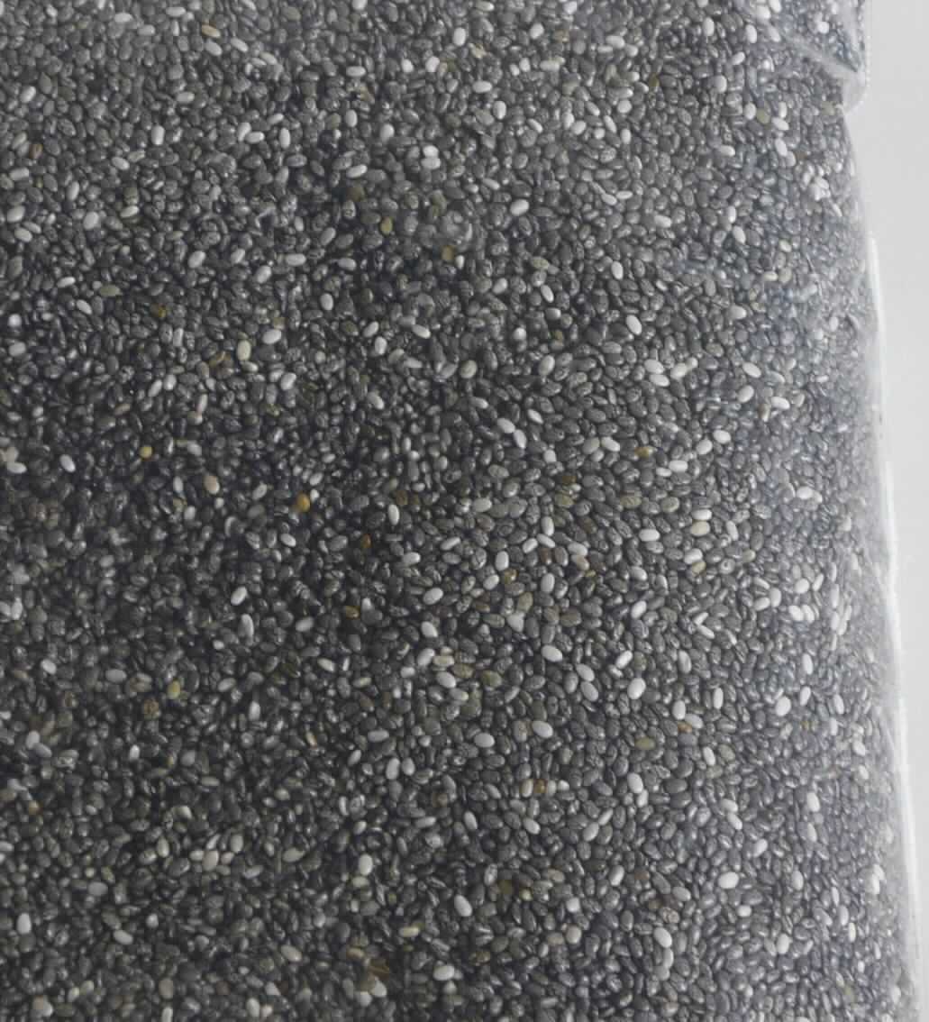 Nach den Antragsangaben und dem vorgelegten Warenmuster handelt es sich um ganze, ovale Samen der Art Salvia hispanica, ca. 2 mm lang und mit überwiegend schwarzen, gemusterten und mit einigen wenigen weißen Samenschalen. Chia-Saat weist einen Ölgehalt von etwa 30 % auf und dient nach Angaben in der Fachliteratur üblicherweise der Ölgewinnung. Die Samen sollen in Mengen von 450 g bis 1000 g im Einzelhandel abgepackt verkauft werden und dienen zur Verwendung als Lebensmittel (nicht zur Aussaat). Diese mögliche Verwendung für die menschliche Ernährung steht der Einreihung nicht entgegen.
Es haben sich keine Anhaltspunkte ergeben, dass die Ware eine über das Kapitel 12 hinausgehende Be- oder Verarbeitung erfahren hat.

Zolltarifrechtlich handelt es sich um "Andere Ölsamen als in den Positionen 1201 bis 1206 genannt, nicht von den Unterpositionen (KN) 1207 1000 bis 1207 9991 erfasst, nicht von der Codenummer 1207 9996 10 0 erfasst".