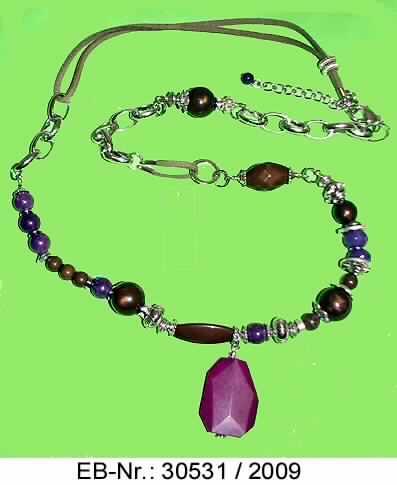 Es handelt sich um ca. 80 cm lange Halsketten, im Wesentlichen bestehend aus 
- natürlichen Schmucksteinen (Amethyst, Bronzit) in runder Form verschiedener Größe,
- Kunststoffperlen verschiedener Form (z. B. rund, in etwa zylinderförmig) und Größe,
- Zierteilen aus unedlem Metall, u. a. in Form von runden Perlen, Ringen und stilisierten 
  Blüten, teilweise mit Motiven versehen und mit Steinen aus Kunststoff oder Glas besetzt,
- ovalen Kettengliedern aus unedlem Metall,
- Bändern aus Spinnstoffen (sog. Velourbänder) verschiedener Länge, die an den Enden 
  jeweils mit einer Hülse aus unedlem Metall versehen sind.
Die einzelnen Teile sind auf einen Draht bzw. auf Stifte aus unedlem Metall aufgezogen, durch Ineinanderhängen (Kettenglieder) sowie durch Ösen aus unedlem Metall miteinander zu einer Halskette verbunden und mit einem Karabinerhaken aus unedlem Metall als Verschluss ausgestattet. Zusätzlich sind an der Halskette eine ca. 7 cm lange Gliederkette aus unedlem Metall sowie ein ca. 4 cm großer, flacher Anhänger, der im Wesentlichen aus einem natürlichen Schmuckstein (Achat) gefertigt ist, befestigt. 
(Materialangaben laut Antragsteller)

Die Erzeugnisse sind mit zwei Pappetiketten versehen und in einer klarsichtigen Kunststofftüte verpackt.

Abbildung siehe Anlage.

Derartige Erzeugnisse gehören als "andere Waren aus natürlichen Schmucksteinen" zur Codenummer 7119 2019 00 des Integrierten Zolltarifs der EG (TARIC).