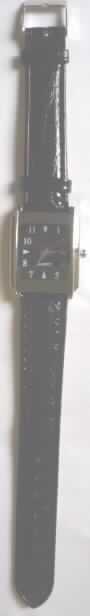 Quarz-Armbanduhr, elektrisch betrieben (Batterie), nur mit mechanischer Anzeige der Uhrzeit (Stunde, Minuten und Sekunden), in einem rechteckigen Gehäuse aus unedlem Metall (ca. 27 x 35 mm groß) mit einem Funktionsknopf und einem Kunststoffarmband.
Die Ware ist in einer durchsichtigen Kunststofftüte verpackt.