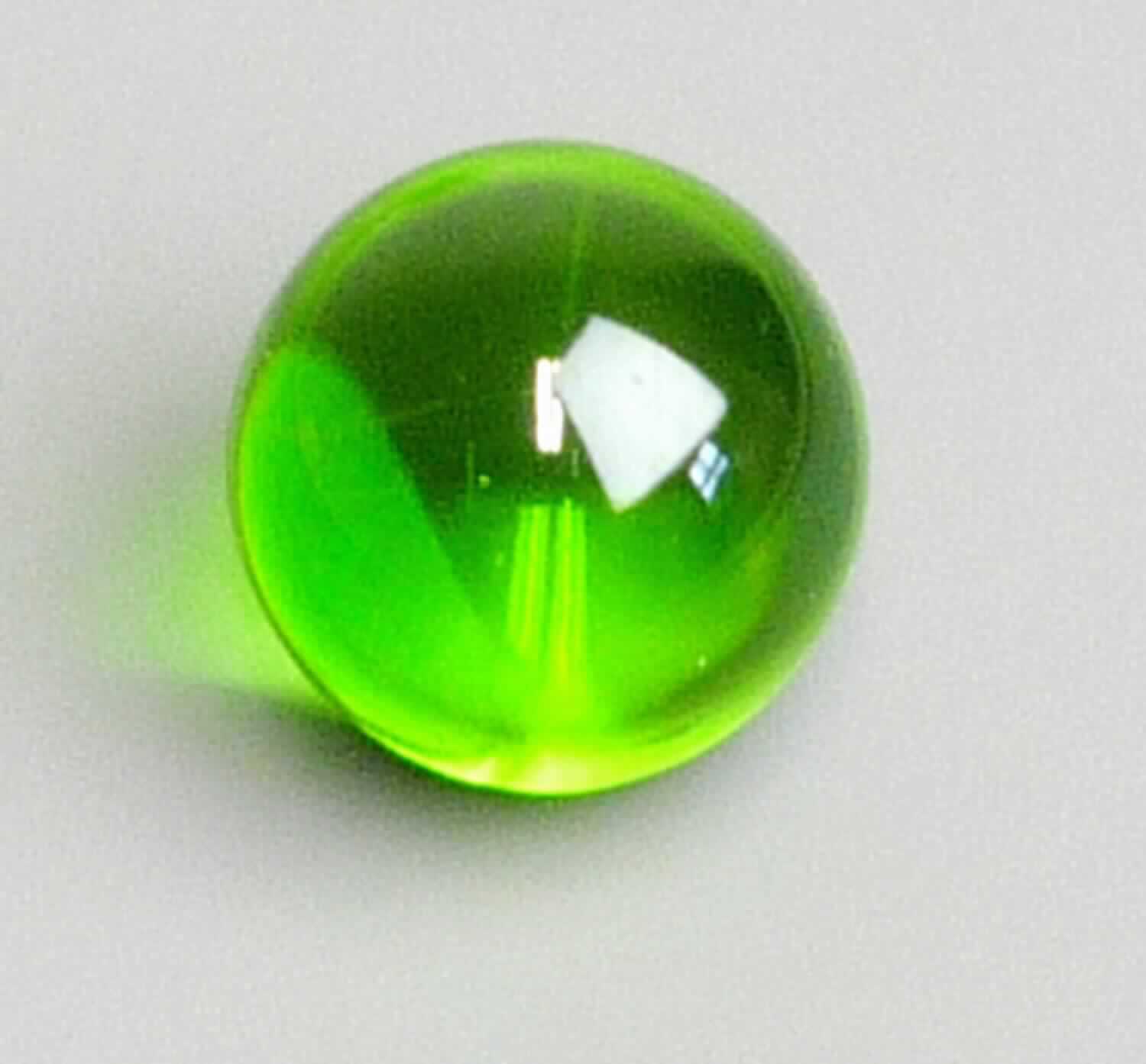Andere Ware aus Glas, Foto siehe Anlage,
- in Form einer massiven Kugel mit einem Durchmesser von ca. 3 cm,
- aus grüngefärbtem Glas; laut Antrag:
- - aus Siliciumdioxid,
- - gepresst,
- bearbeitet (mit geglätteter Oberfläche), u. a. deshalb keine Kugel der Position 7002,
- vielseitig verwendbar (ohne erkennbaren Verwendungszweck); laut Antrag Teil eines Windspiels.

"Andere Waren aus Glas, andere als in den Unterpositionen 7020 0005 und 7020 0007 genannte,
 aus geschmolzenen Siliciumdioxid, andere als in dem TARIC-Code 7020 0010 10 genannte"