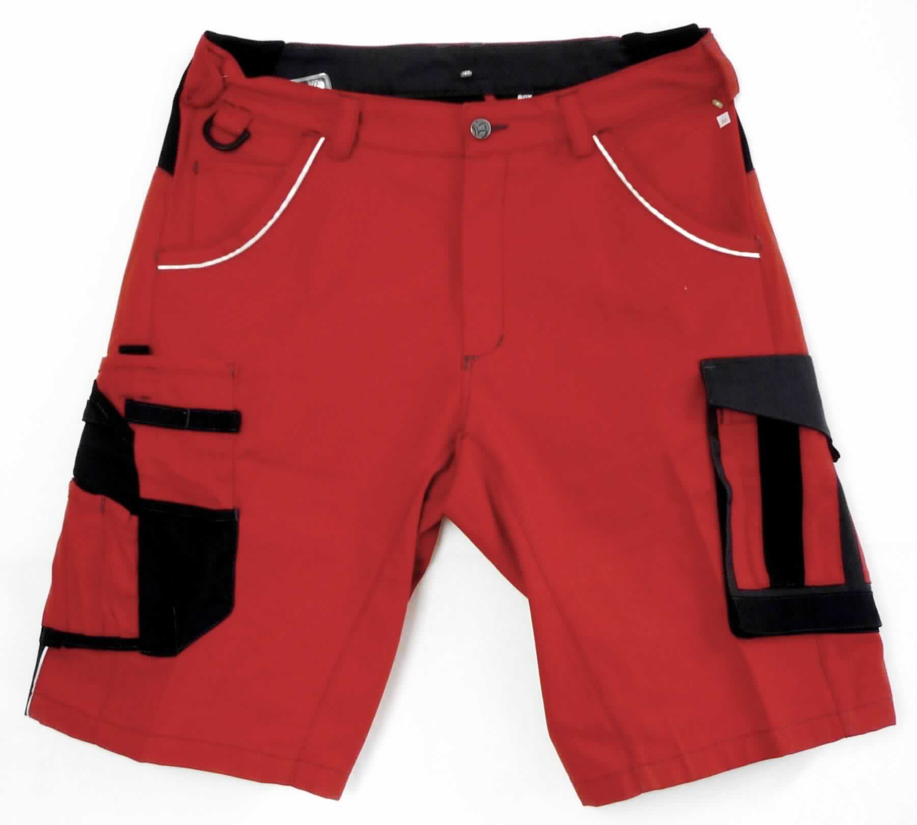 Kurze Hose, sog. Bermuda, Größe 50, Foto siehe Anlage,
- aus verschiedenen, ca. 0,6 mm dicken, einfarbigen Geweben aus laut Antrag 65 % Baumwolle und 
  35 % Polyester (synthetische Chemiefasern); hinten in Taillenhöhe und an einer Tasche mit Einsätzen aus 
  Gewirken aus Spinnstoffen,
- in der Taille abschließend; mit einem ca. 4 cm breiten, angesetzten Taillenbund mit Gürtelschlaufen,
- vorn mit einer Öffnung mit Reißverschluss, durch eine Patte verdeckt; im Taillenbund mit einem Knopfverschluss
  von links über rechts (Männerkleidung), 
- vorn mit zwei eingesetzten, offenen Taschen und einer kleinen aufgesetzten, offenen Tasche; auf den
  Hosenbeinen mit diversen aufgesetzten Taschen; hinten mit zwei aufgesetzten Taschen mit Patte und
  Druckknopfverschluss,
- mit kurzen Hosenbeinen, die nicht die Knie bedecken (Seitenlänge: ca. 55 cm),
- an den Beinabschlüssen durch Umschlagen und Festnähen gesäumt,
- keine Einreihung als Arbeits- und Berufskleidung, u. a. da innerhalb der Unterposition 6203 4290 keine
  entsprechende Unterteilung vorgesehen ist.

"Kurze Hose, aus Geweben, für Männer, aus Baumwolle"