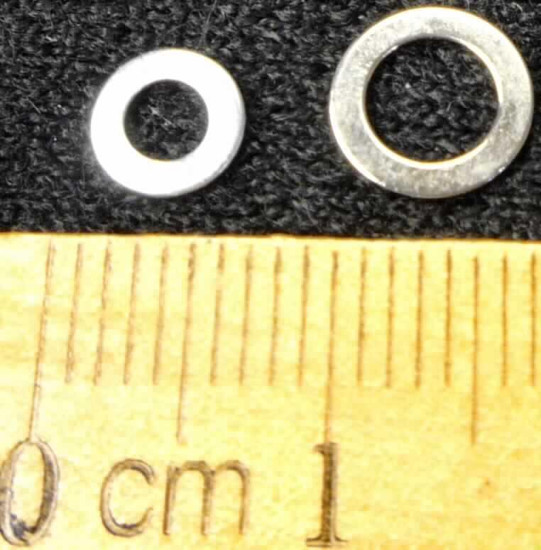 Es handelt sich Sets, bestehend aus sechs geschlossenen, flachen, ringförmigen Unterlegscheiben aus Stahl (Werkstoffnummer: 1.1181, kein nicht rostender Stahl). Jeweils drei Unterlegscheiben haben einen Außendurchmesser von etwa 7,9 mm bzw. 4,8 mm und einem Lochdurchmesser von etwa 4,9 mm bzw. 3,3 mm.
Die Erzeugnisse werden gemeinsam mit Muttern (nicht Gegenstand der vZTA) als Ersatzteile für Modellautos verwendet.
Die Waren sind zu jeweils sechs Stück in einem Kunststoffbeutel mit Pappaufhänger verpackt.
- Antragstellerangaben -

Abbildung siehe Anlage.

Derartige Erzeugnisse gehören als "andere Unterlegscheiben aus Stahl" zur Codenummer 7318 2200 99 des Integrierten Zolltarifs der EG (TARIC).